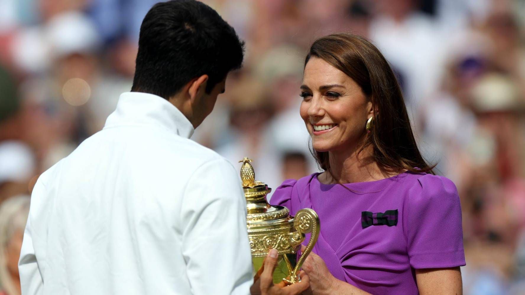Kate Middleton entregó el trofeo de campeón a Carlos Alcaraz en la final de Wimbledon. (Foto: EFE).