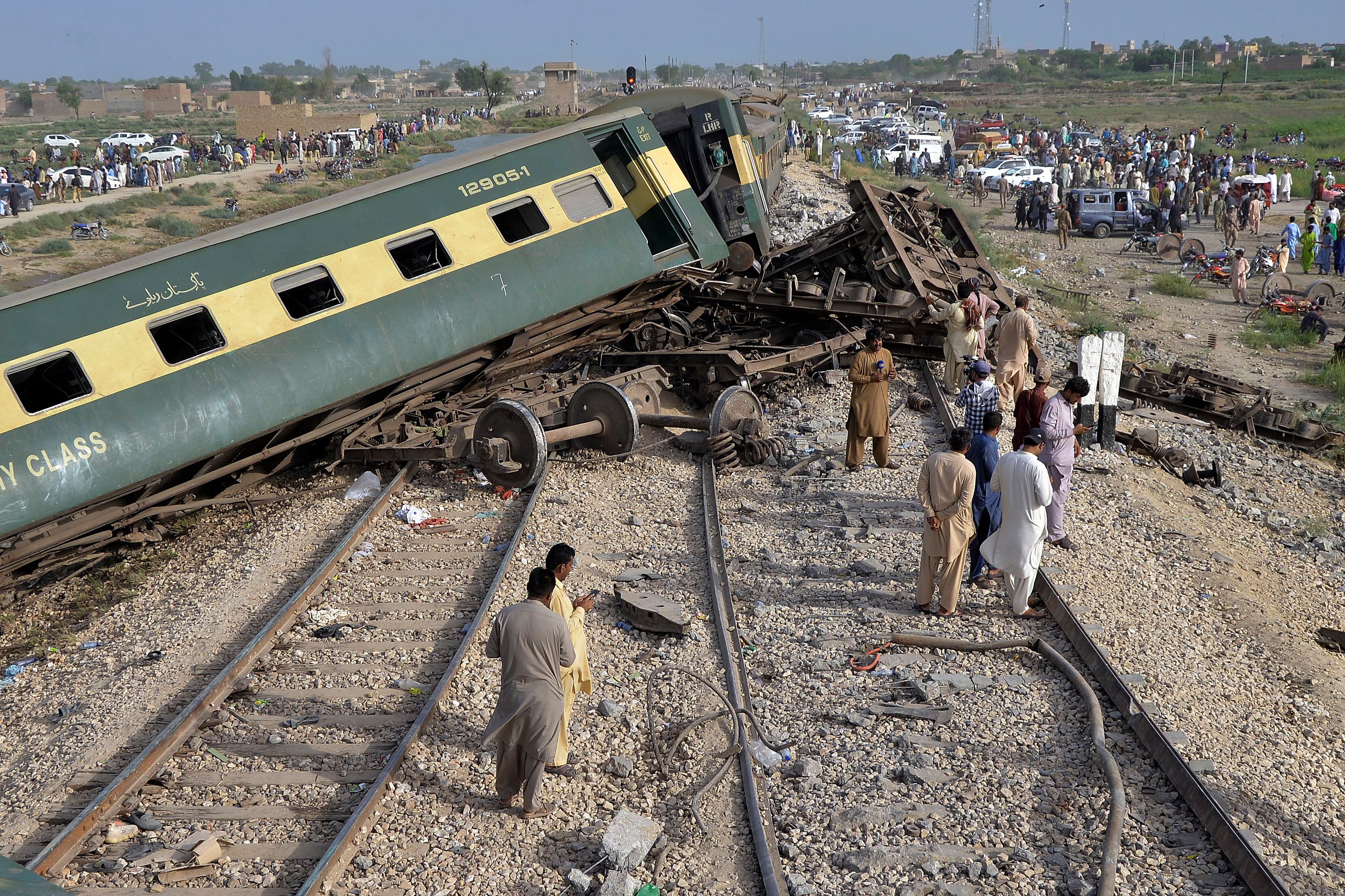 Descarrilamiento de tren en Pakistán deja 30 muertos y 90 heridos