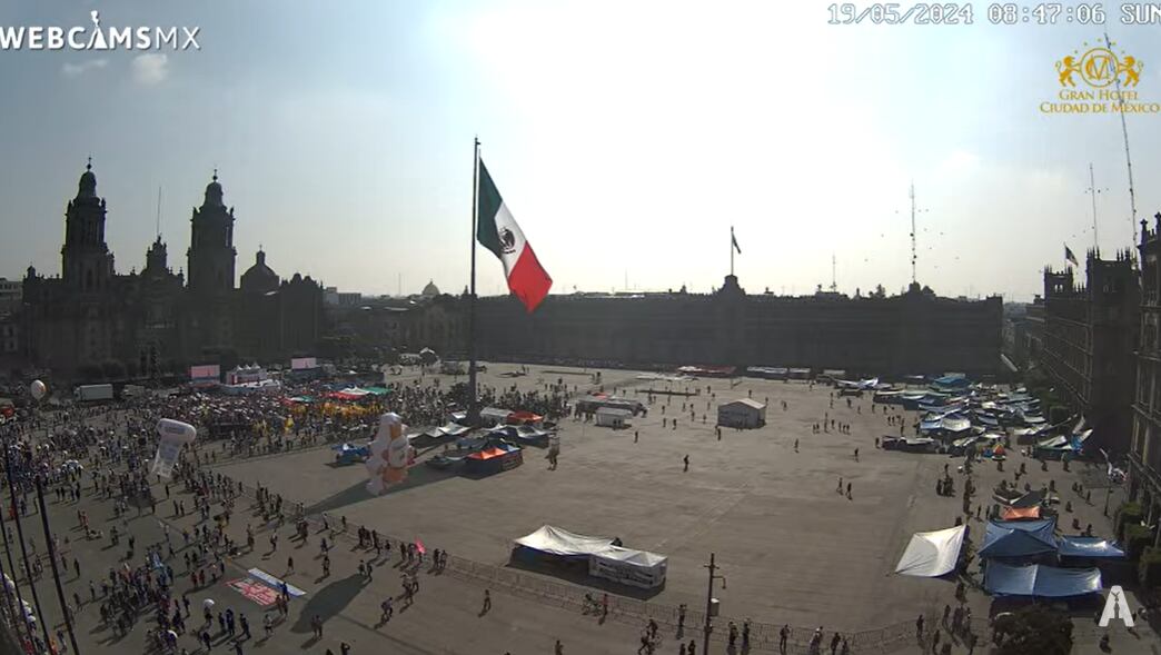 La bandera de México ha sido puesta en el Zócalo capitalino antes de la manifestación de la 'Marea Rosa'.