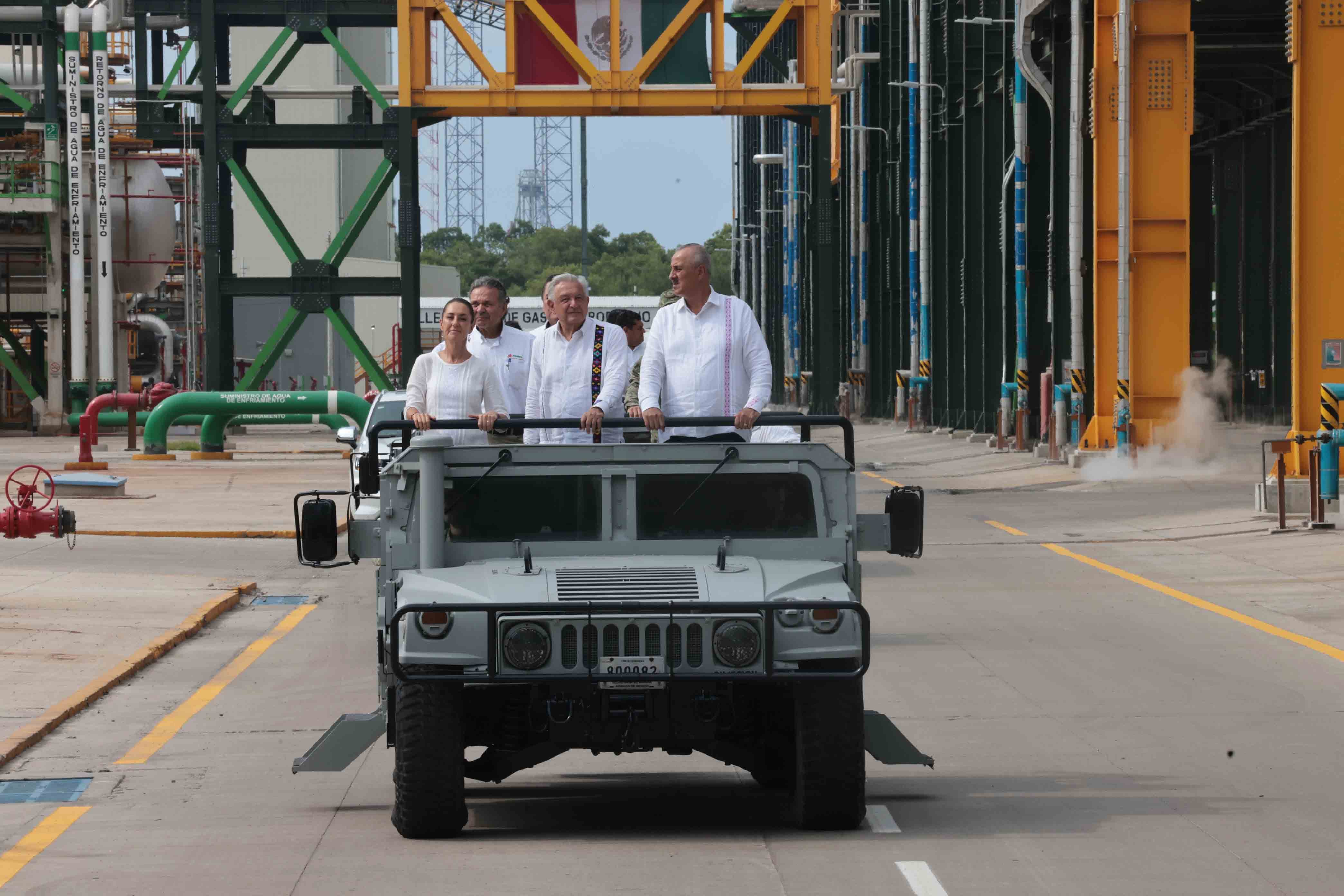 Andrés Manuel López Obrador y Claudia Sheinbaum Pardo encabezaron el inicio de producción de la refinería de Dos Bocas. 