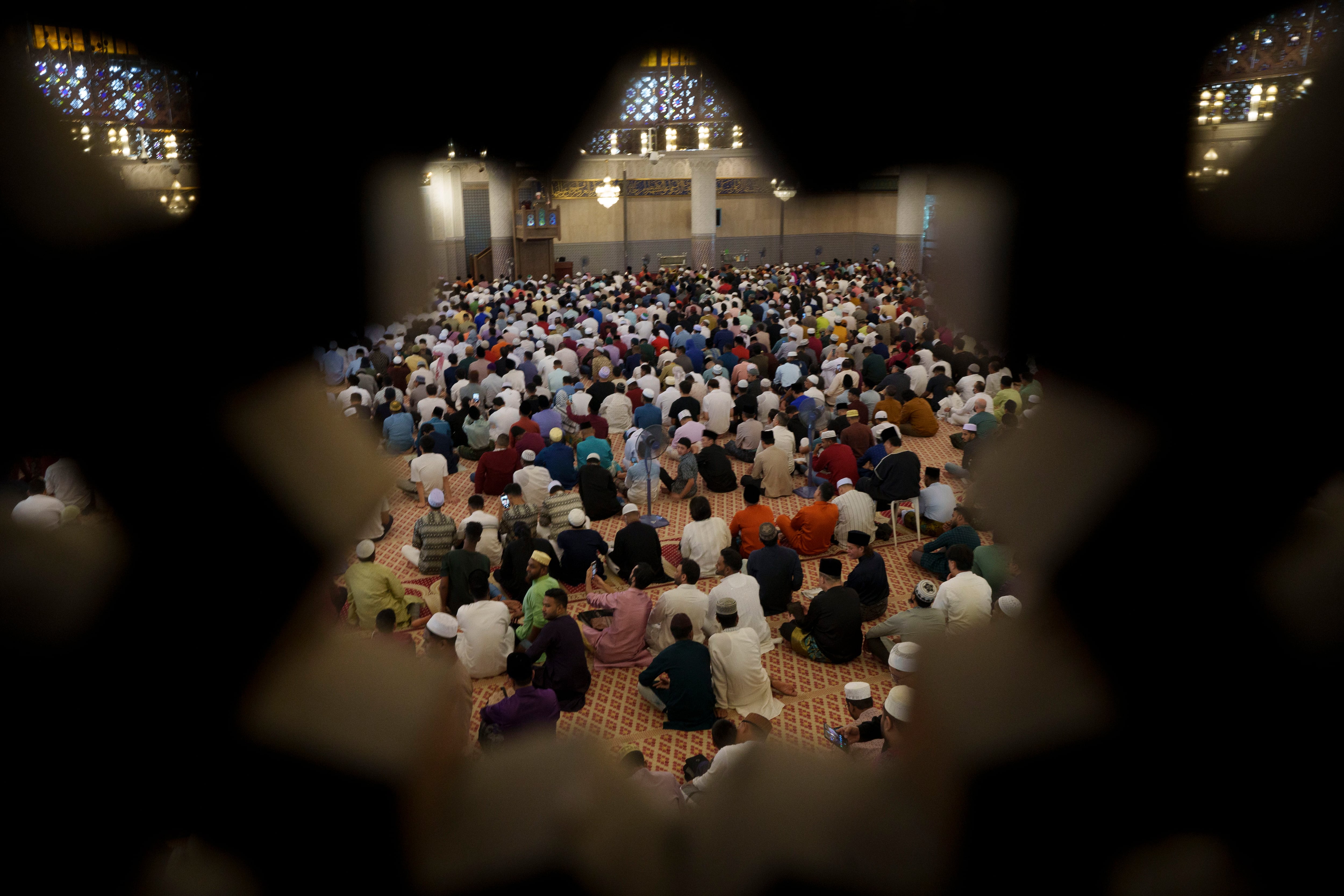 Musulmanes asisten a plegarias en la Mezquita Nacional por el Eid al-Fitr, que marca el final del Ramadán, en Kuala Lumpur, Malasia, el miércoles 10 de abril de 2024.