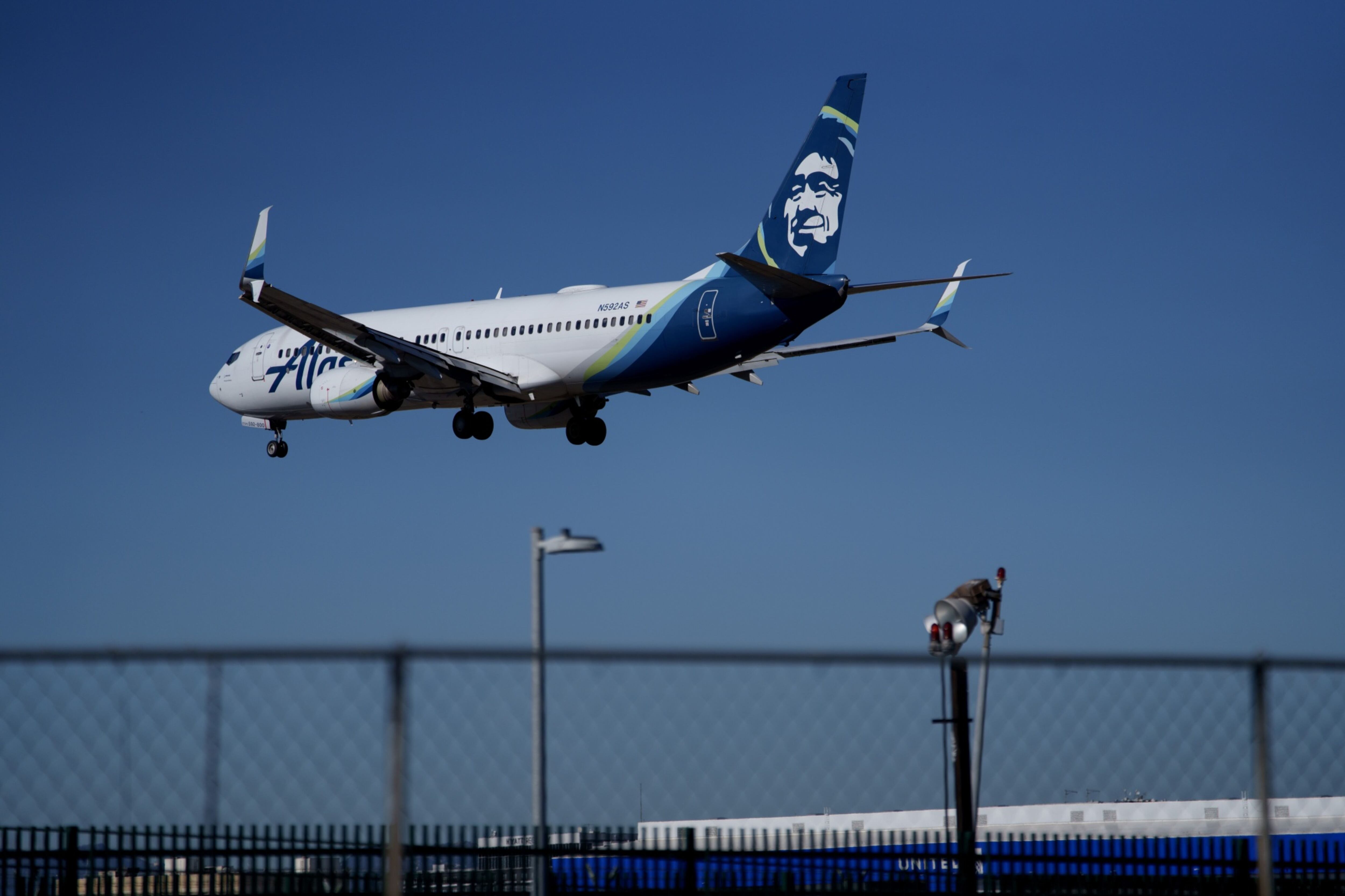 Aviación de EU ordena la inmovilización de aviones Boeing 737 Max, tras incidente de Alaska Airlines