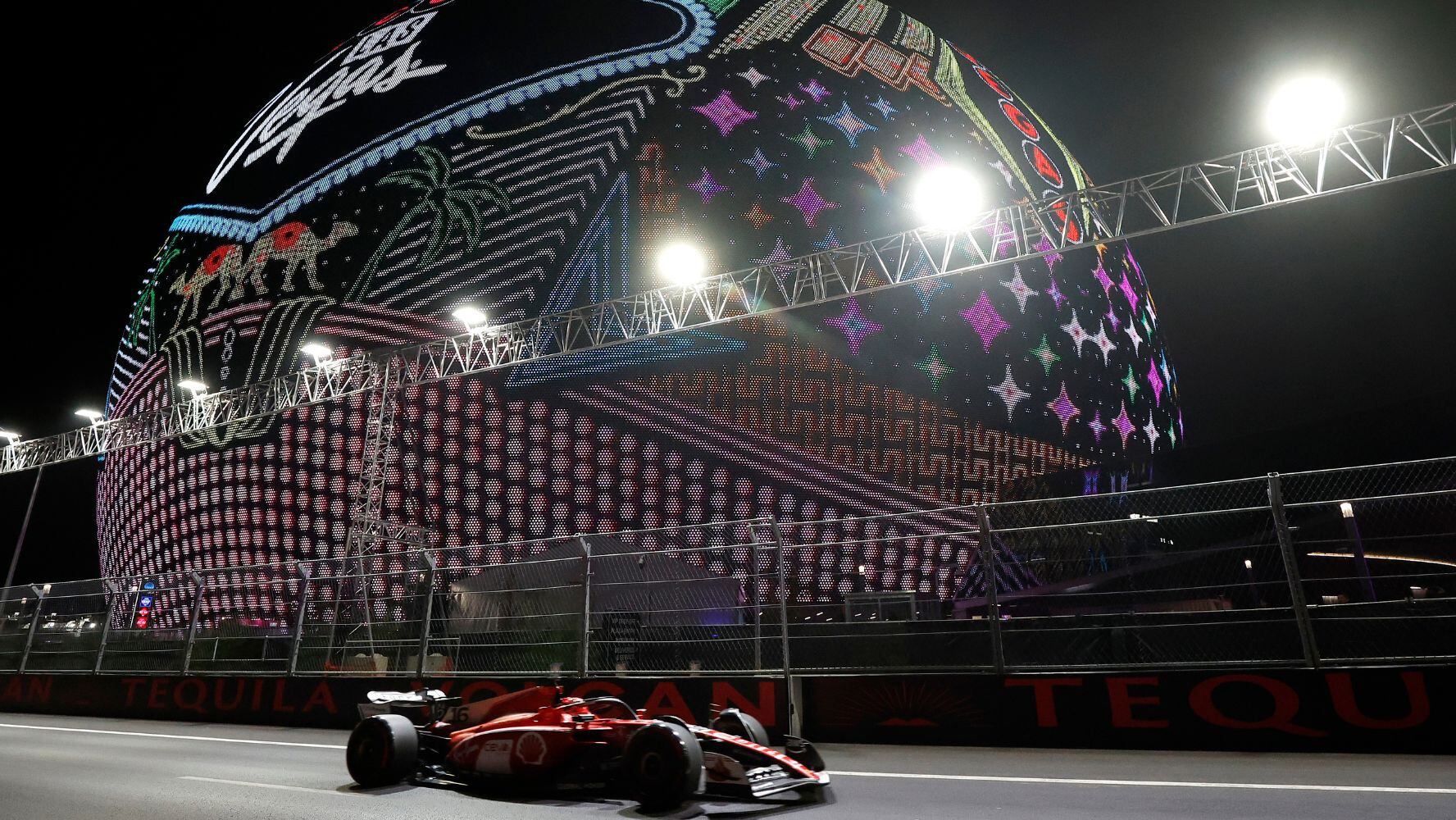 El GP de Las Vegas inició con caos por un incidente del piloto de Ferrari por una alcantarilla que canceló las primeras prácticas y retrasó las segundas. (Foto: EFE)