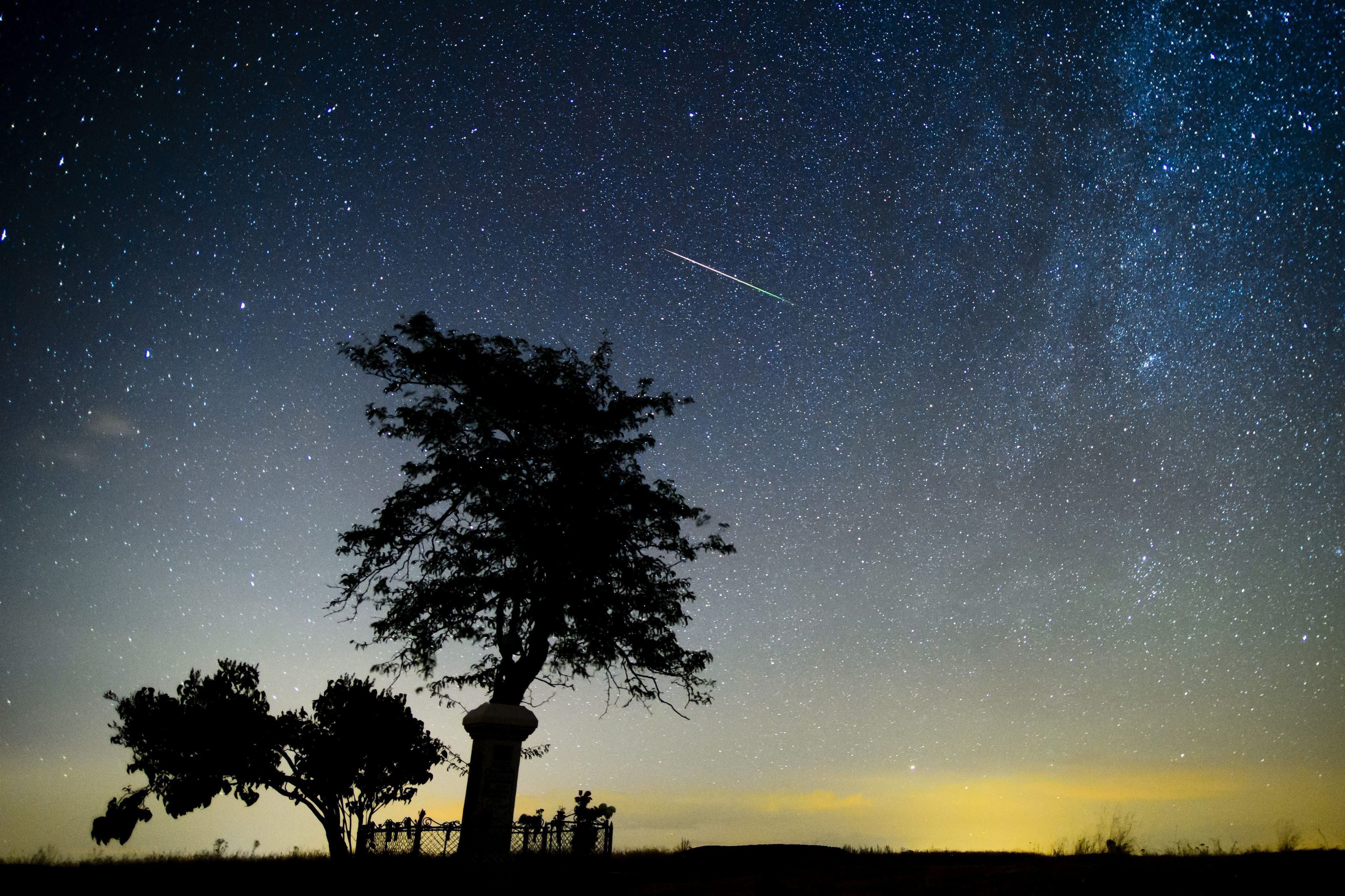 Los cometas son visibles sin telescopio cuando están en su fase nocturna.