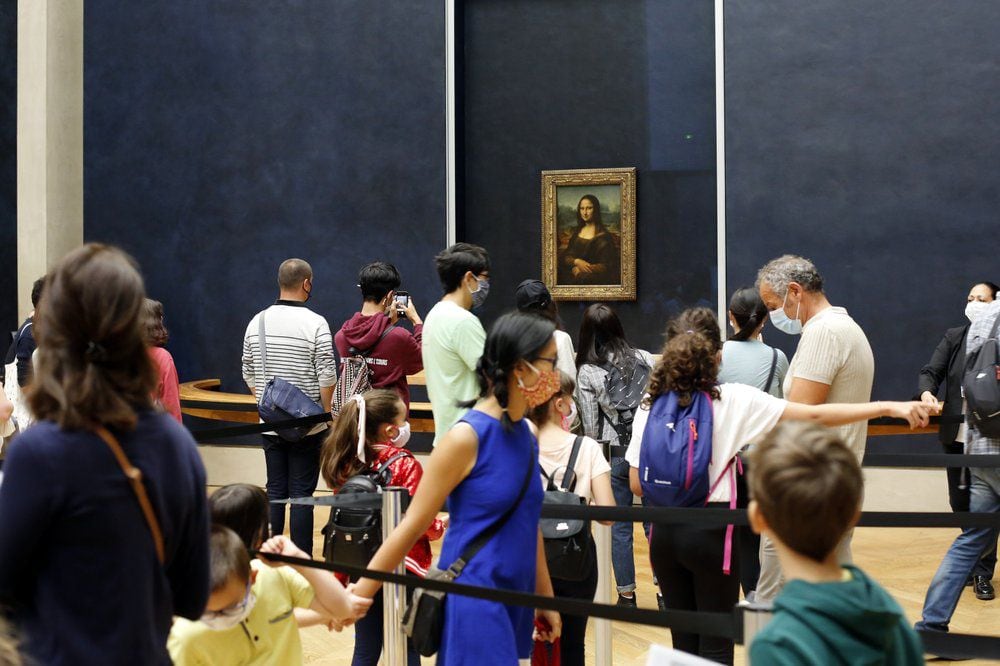 ¿Qué le pasó? Visitante ataca a la Mona Lisa con un pedazo de pastel 