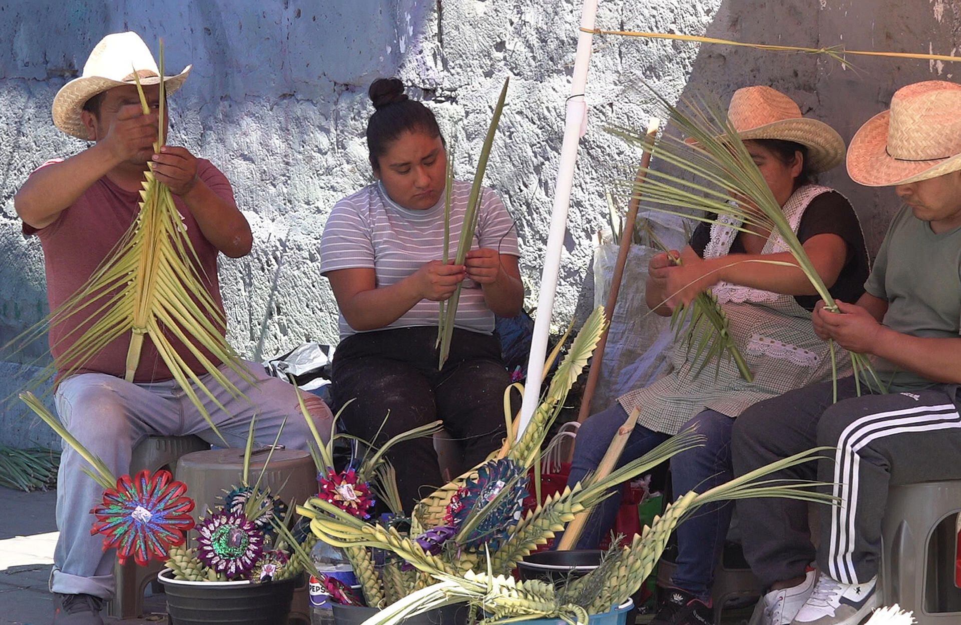 Artesanos elaboran cruces de palma y artículos religiosos para vender en las iglesias este Domingo de Ramos, en el estado de Oaxaca (México).  EFE/Jesús Méndez
