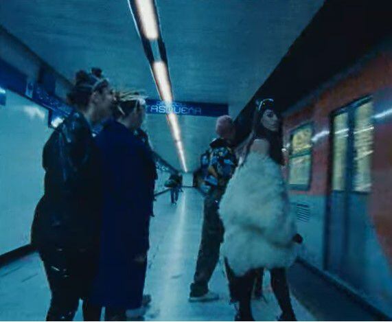 Danna Paola en la línea azul del metro de la CDMX (Foto: YouTube Danna Paola)