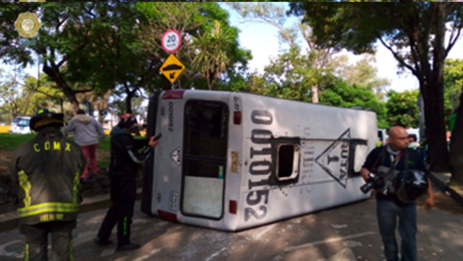 Volcadura de microbús en Río Churubusco deja 11 lesionados