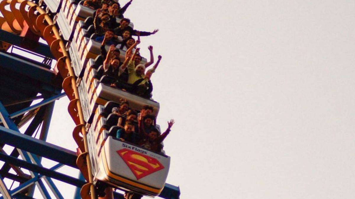 Six Flags: This is the 'Superman', a 65-meter-high game in which people were trapped