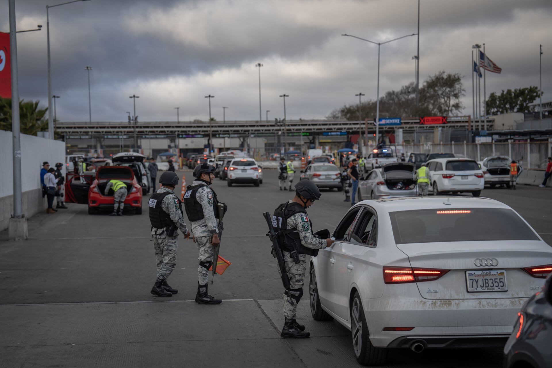 GN y FGR implementaron un retén de revisión en las filas de la garita de Otay como parte de los acuerdos para reforzar la frontera con EU. 