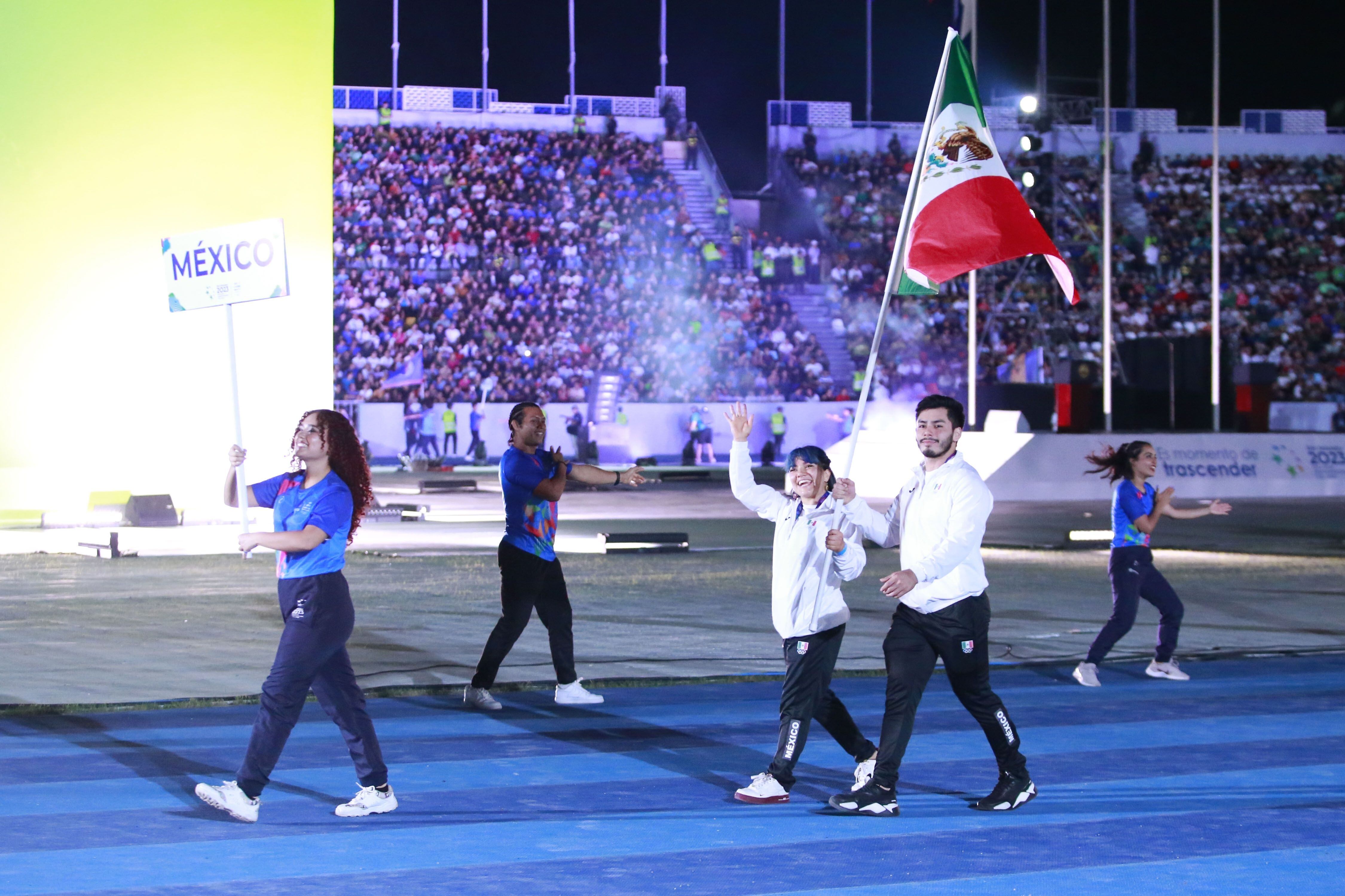 Alexa Moreno y Jorge Adán Cárdenas, abanderados de la delegación mexicana en los Juegos Centroamericanos y del Caribe 2023 en la ceremonio de inauguración. (Foto: Mexsport)