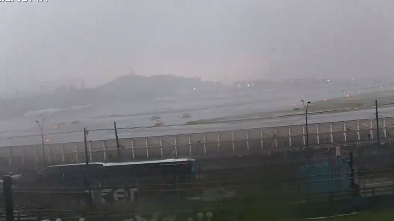Vista del aeropuerto AICM pista 5, donde esta tarde cayó una fuerte tormenta (Foto: X | @webcamsdemexico)