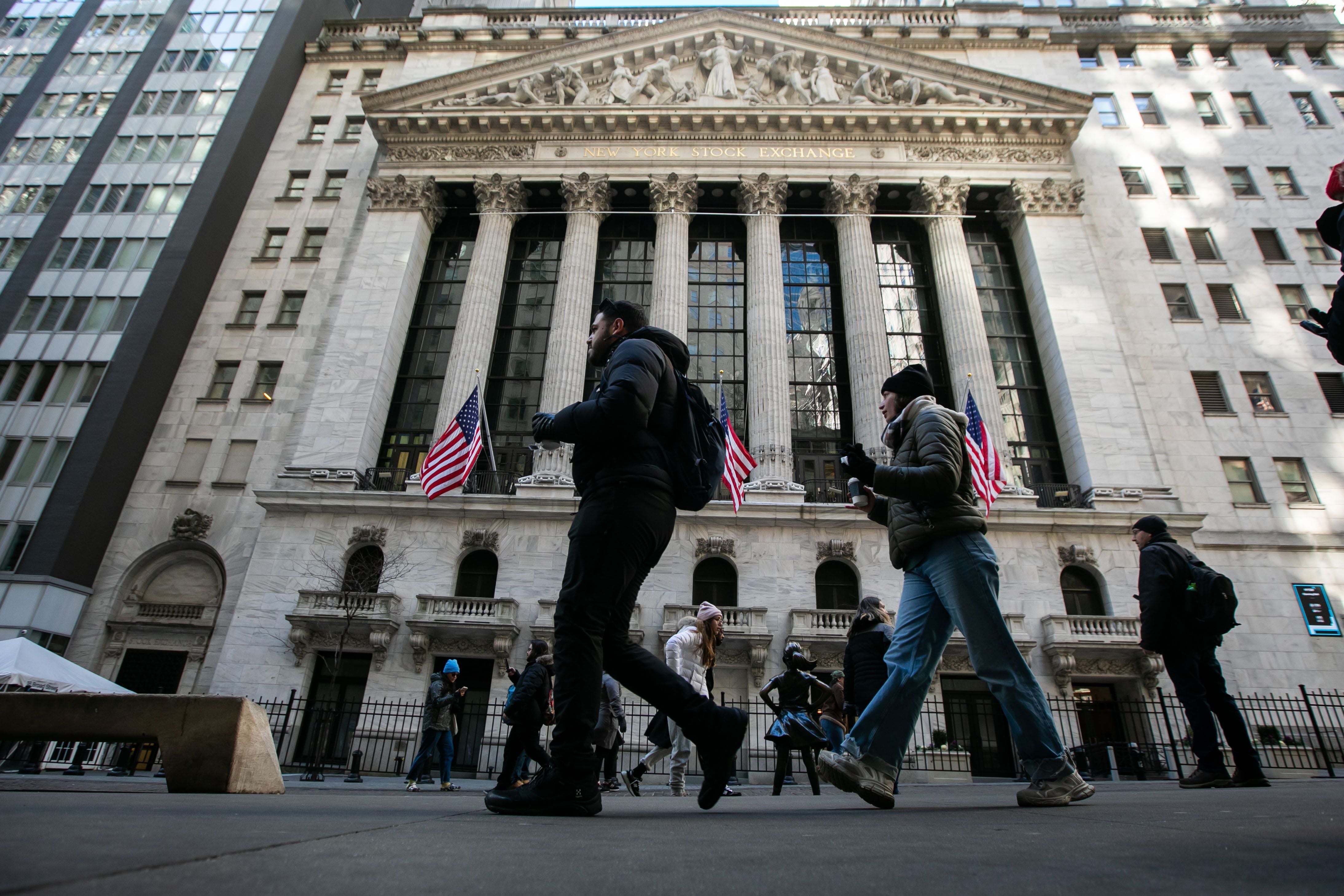 Wall Street arranca con números verdes pese a incertidumbre en el rumbo de la Fed