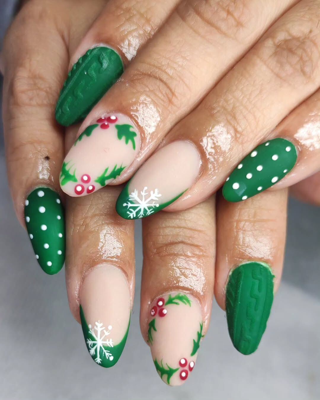 Acebos y copos de nieve son protagonistas en algunos diseños navideños en tendencia de uñas. (Foto: Cortesía Andrea Rosas)