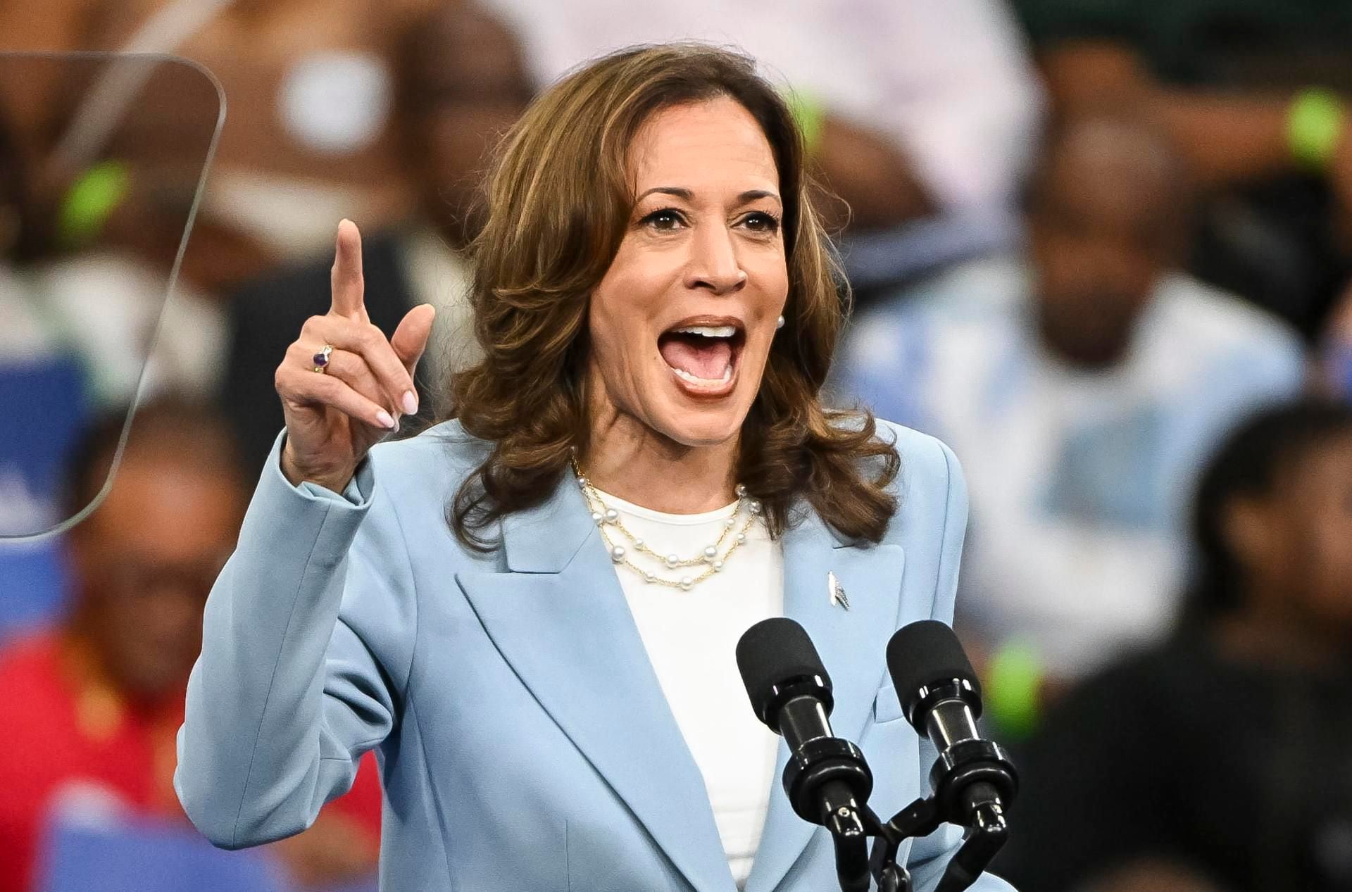 Kamala Harris aventaja por un punto a Trump; el republicano acusa de manipulación de números