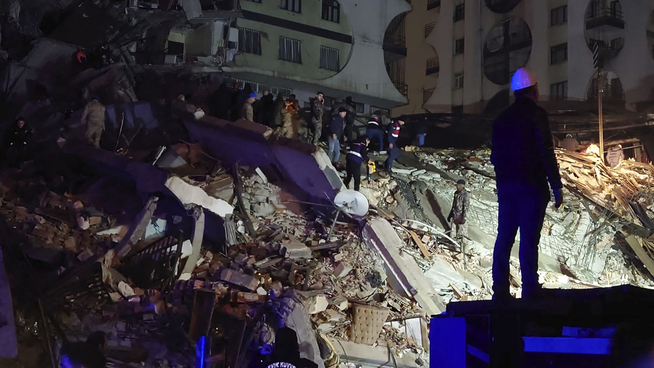 Terremoto en Turquía: Mueren más de 3,400 personas y cientos están atrapadas en escombros