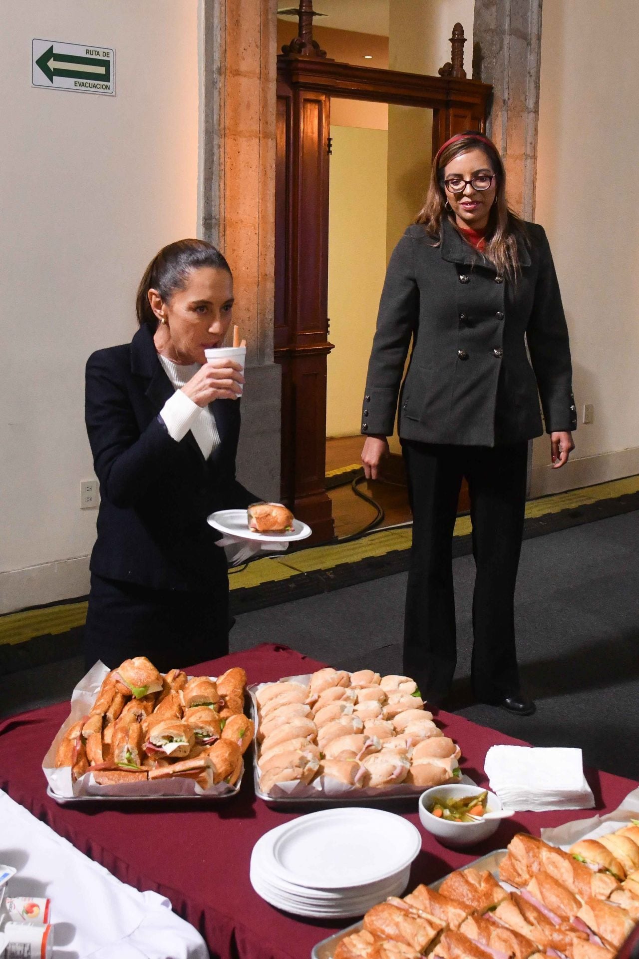 Claudia Sheinbaum, presidenta de México, al finalizar la conferencia matutina realizada en Palacio Nacional organizó un convivio con reporteros de la fuente. (Foto: Cuartoscuro.com)