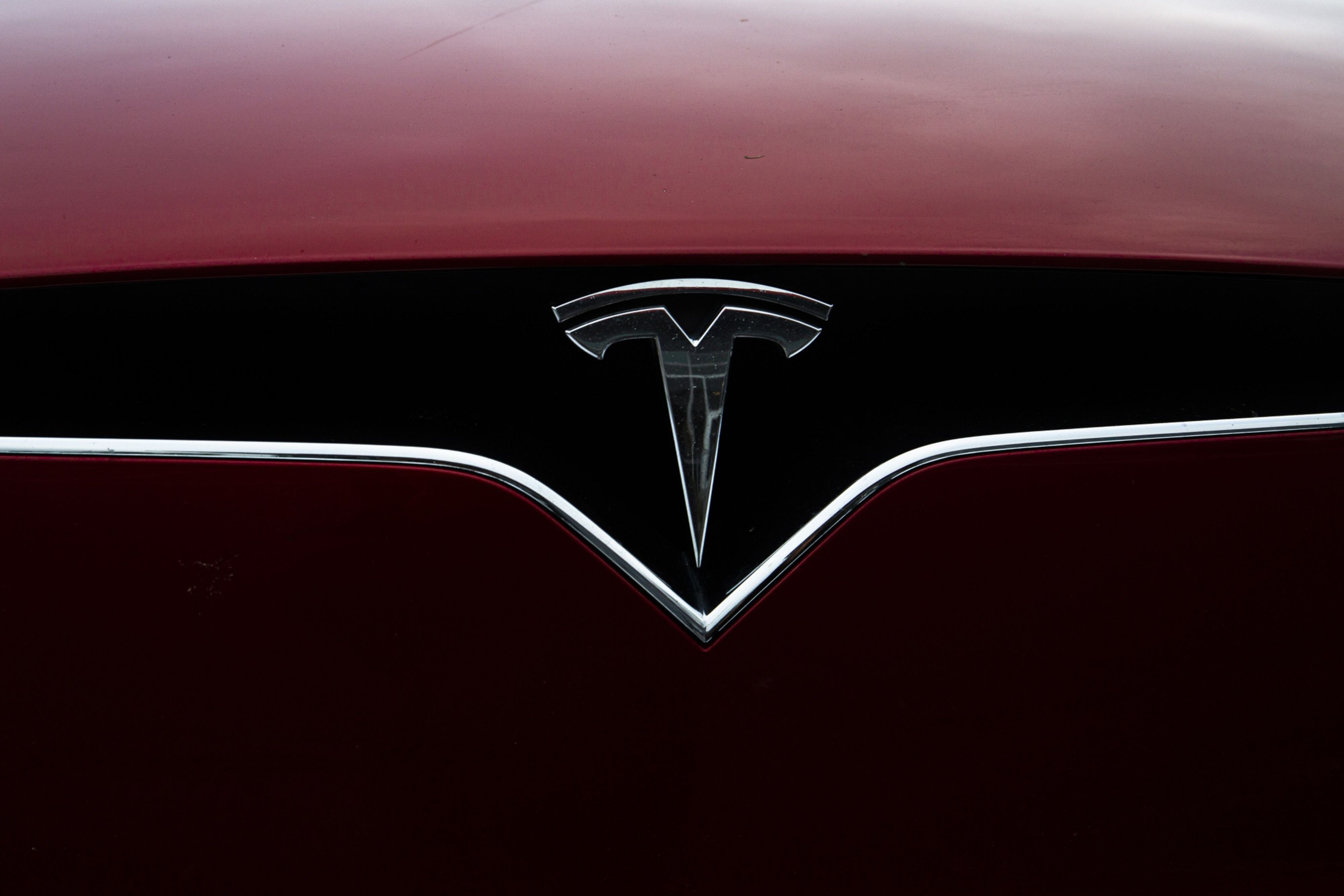 ‘Misterioso’ choque de auto de Tesla deja dos muertos en Texas