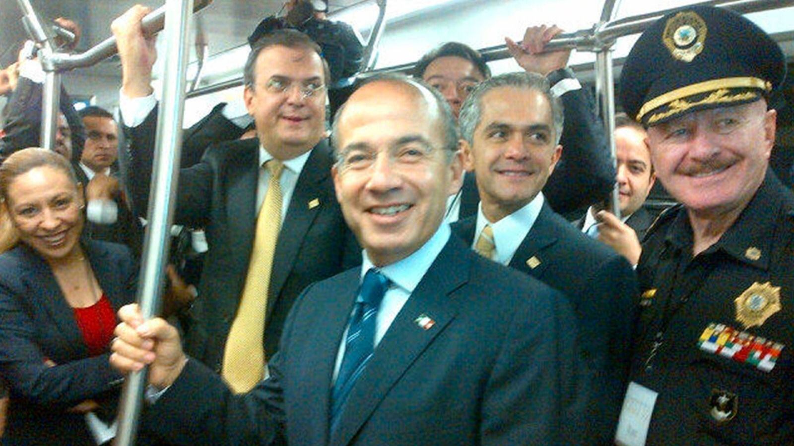 Felipe Calderón y Marcelo Ebrard inauguraron la línea 12 del Metro de la Ciudad de México.