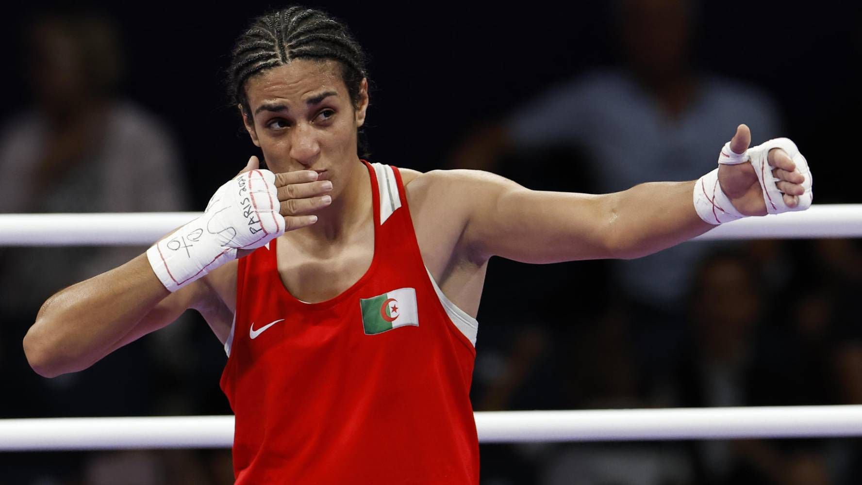 La boxeadora argelina Imane Khelif tiene asegurada una medalla en París 2024, pelea por un pase a la final de boxeo olímpico. (Foto: EFE/ Miguel Toña)