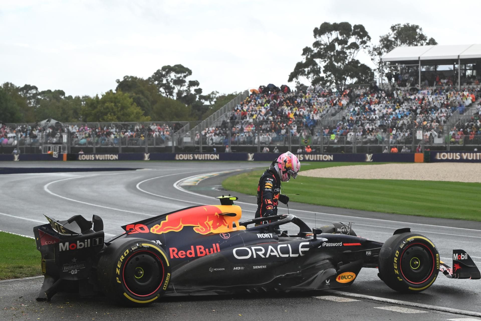 Liam Lawson, nuevo piloto de Red Bull, abandonó el GP de Australia por chocar contra el muro. (Foto: EFE)