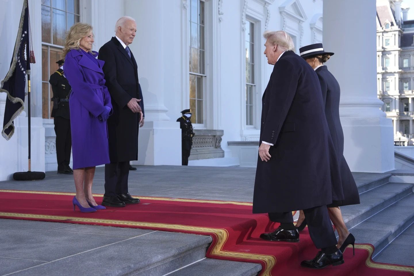 El expresidente Joe Biden y la exprimera dama Jill Biden saludan al presidente Donald Trump y a su esposa Melania Trump a su llegada a la Casa Blanca. Foto: AP