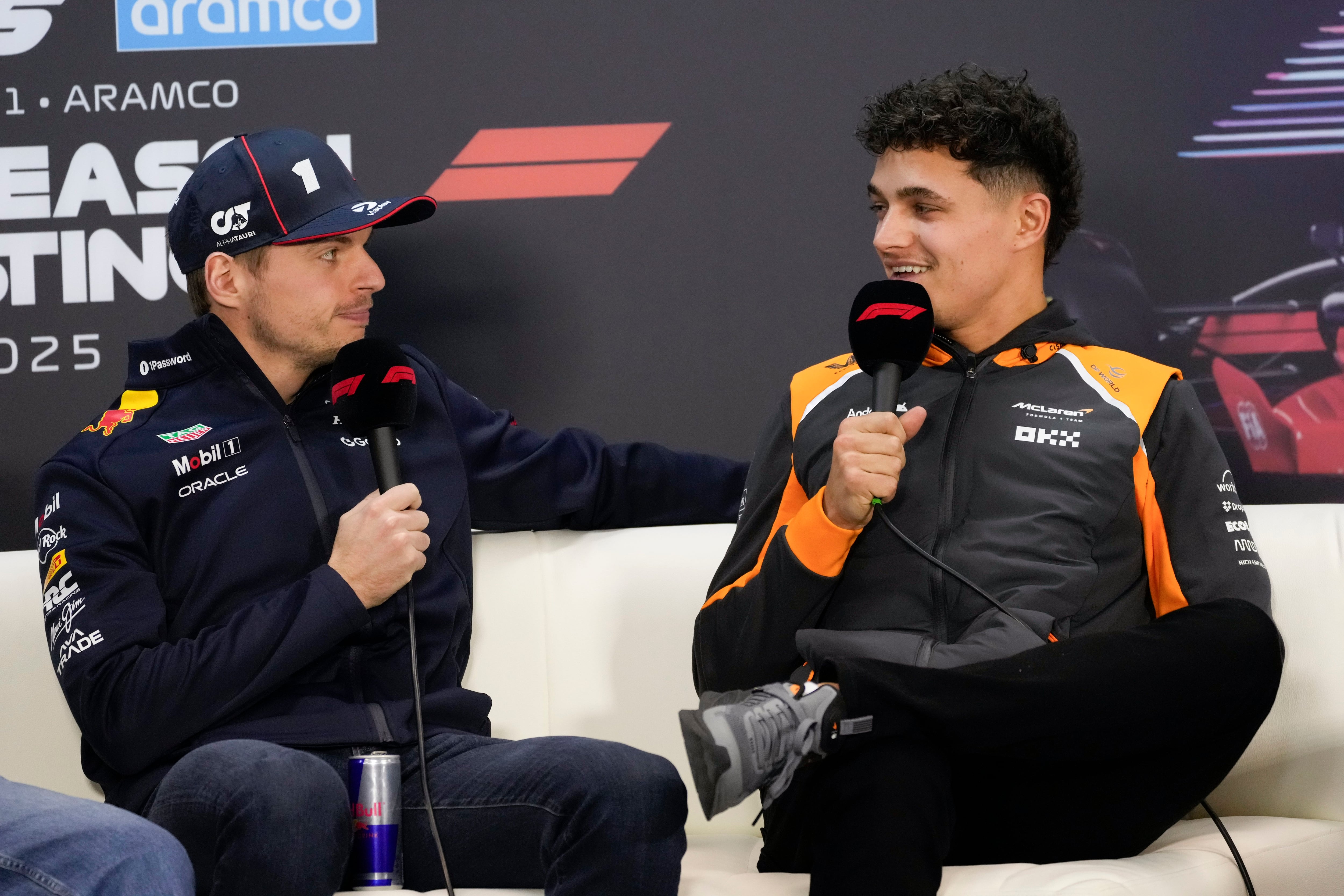 El piloto de Red Bull Max Verstappen y de McLaren Lando Norris hablan en conferencia de prensa durante las pruebas de pretemporada en Bahrein el jueves 27 de febrero del 2025. (AP Foto/Darko Bandic)