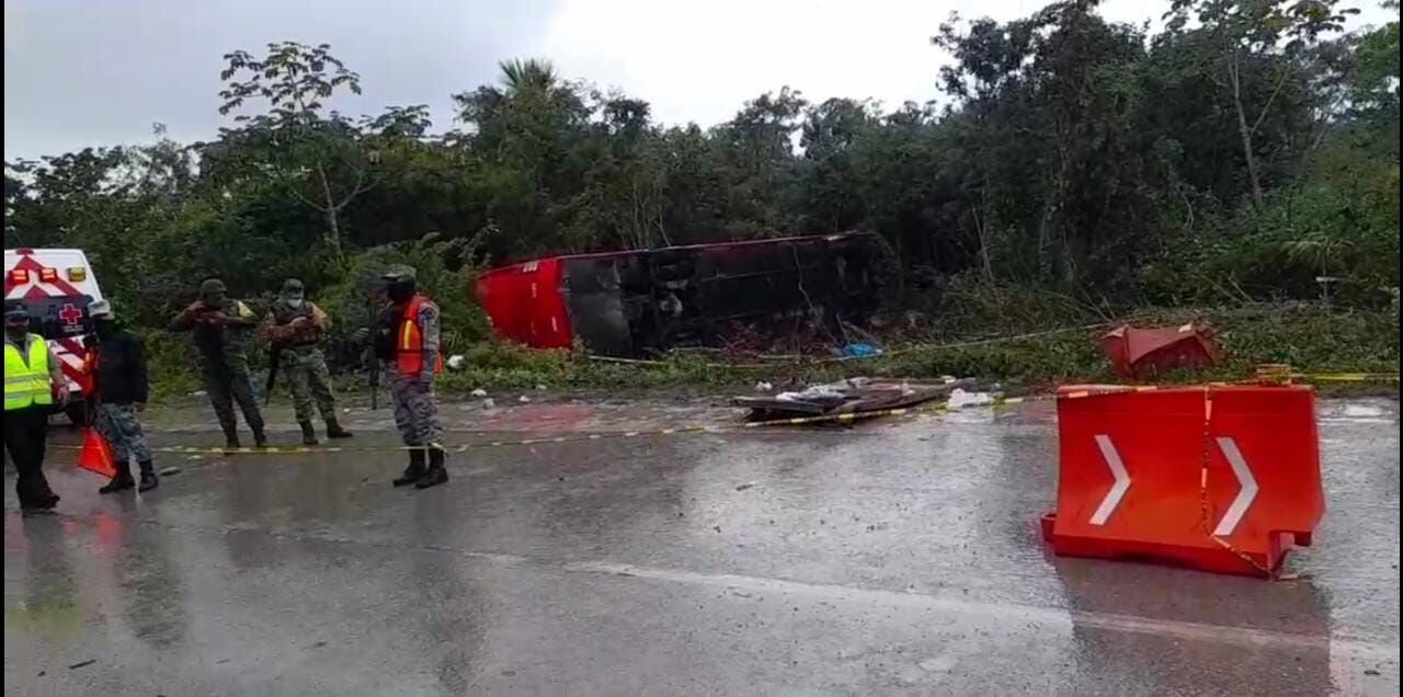 Mueren 8 personas en accidente en Cancún; camión del Tren Maya impacta a unidad de pasajeros 