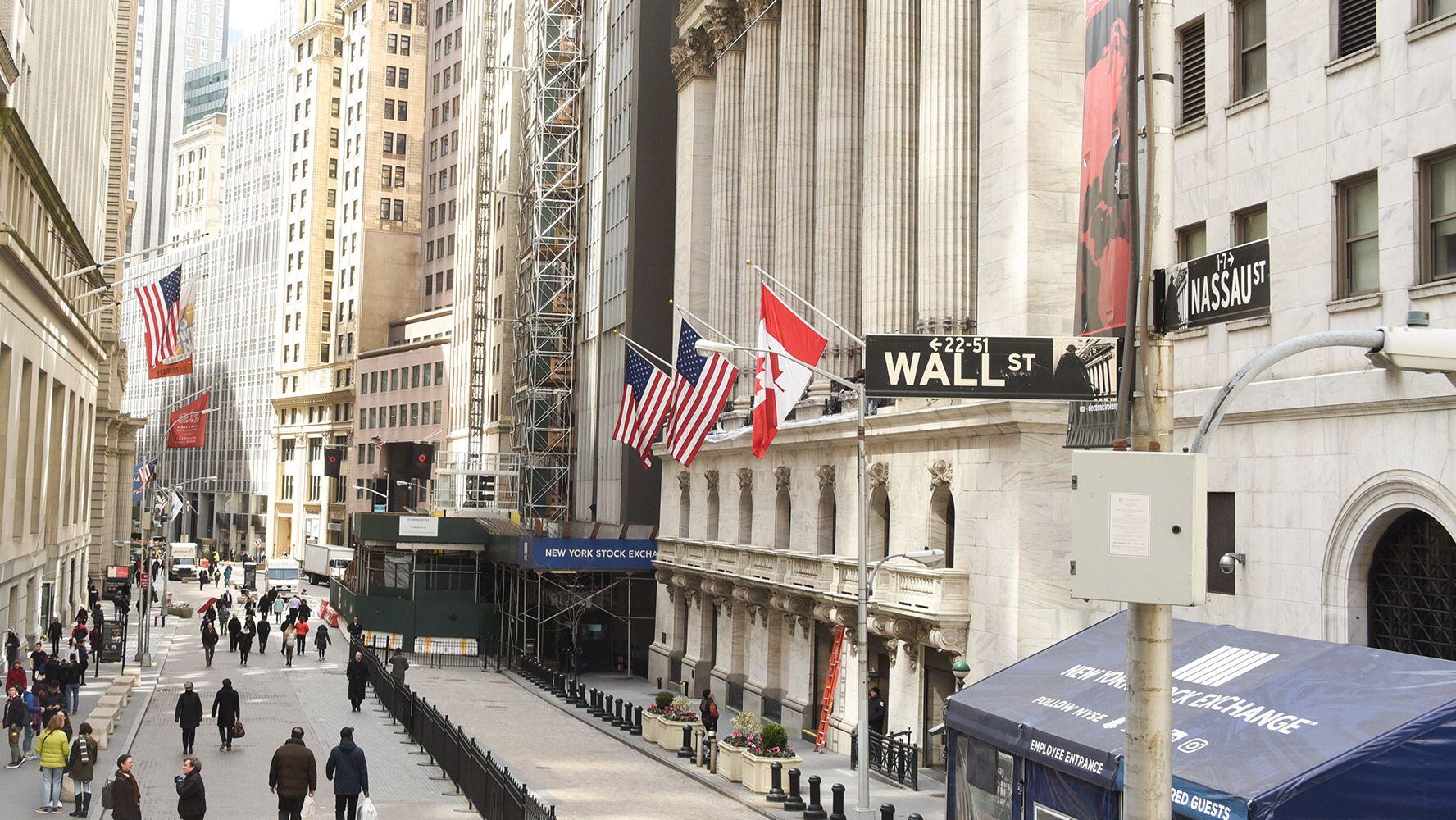 Wall Street abre ‘deprimido’ tras agotarse el tiempo para negociar el techo de la deuda en EU
