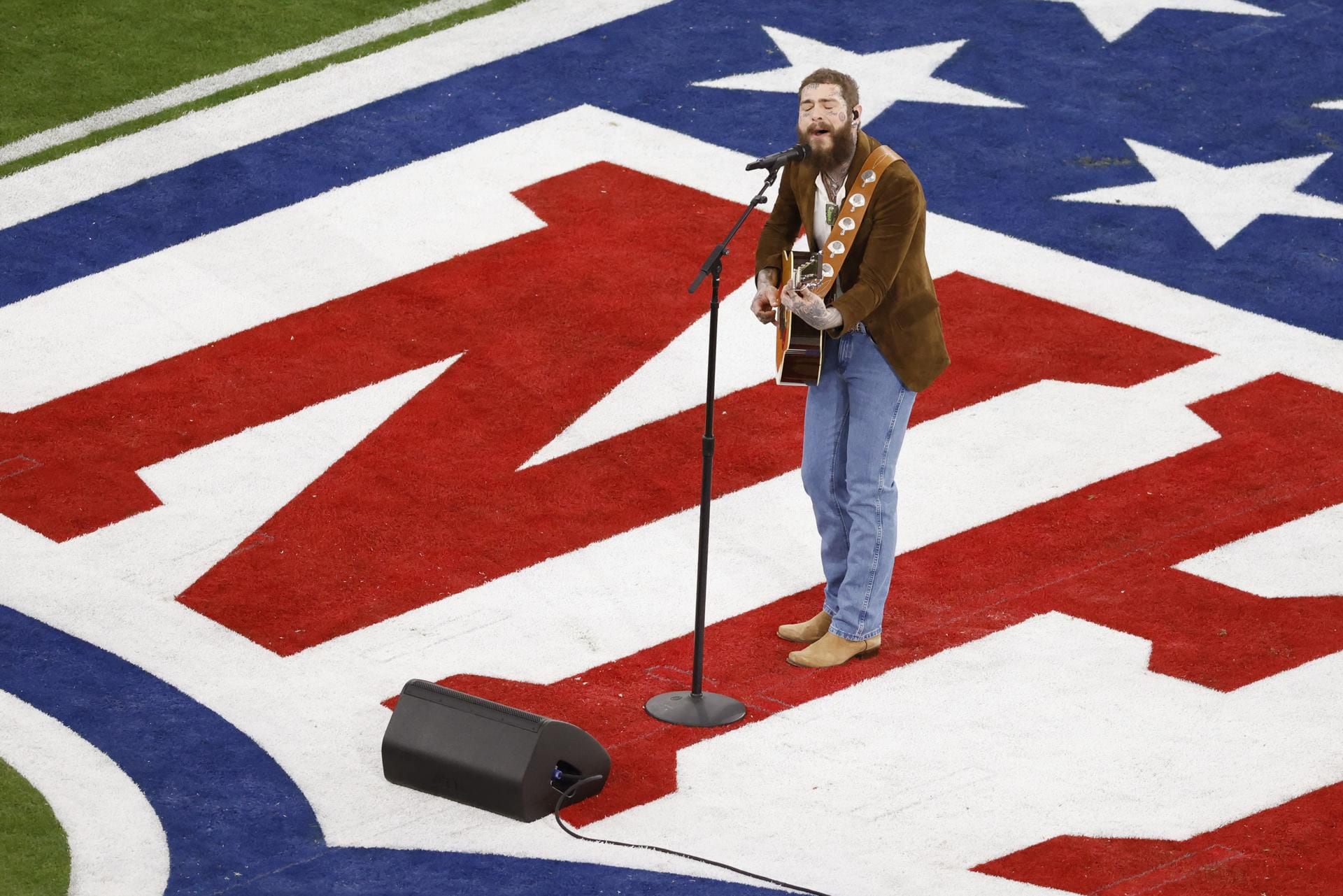 El cantante estadounidense Post Malone canta al comienzo de la Super Bowl LVIII entre los Kansas City Chiefs y los San Fransisco 49ers en el estadio Allegiant de Las Vegas, Nevada. (Foto: EFE). 