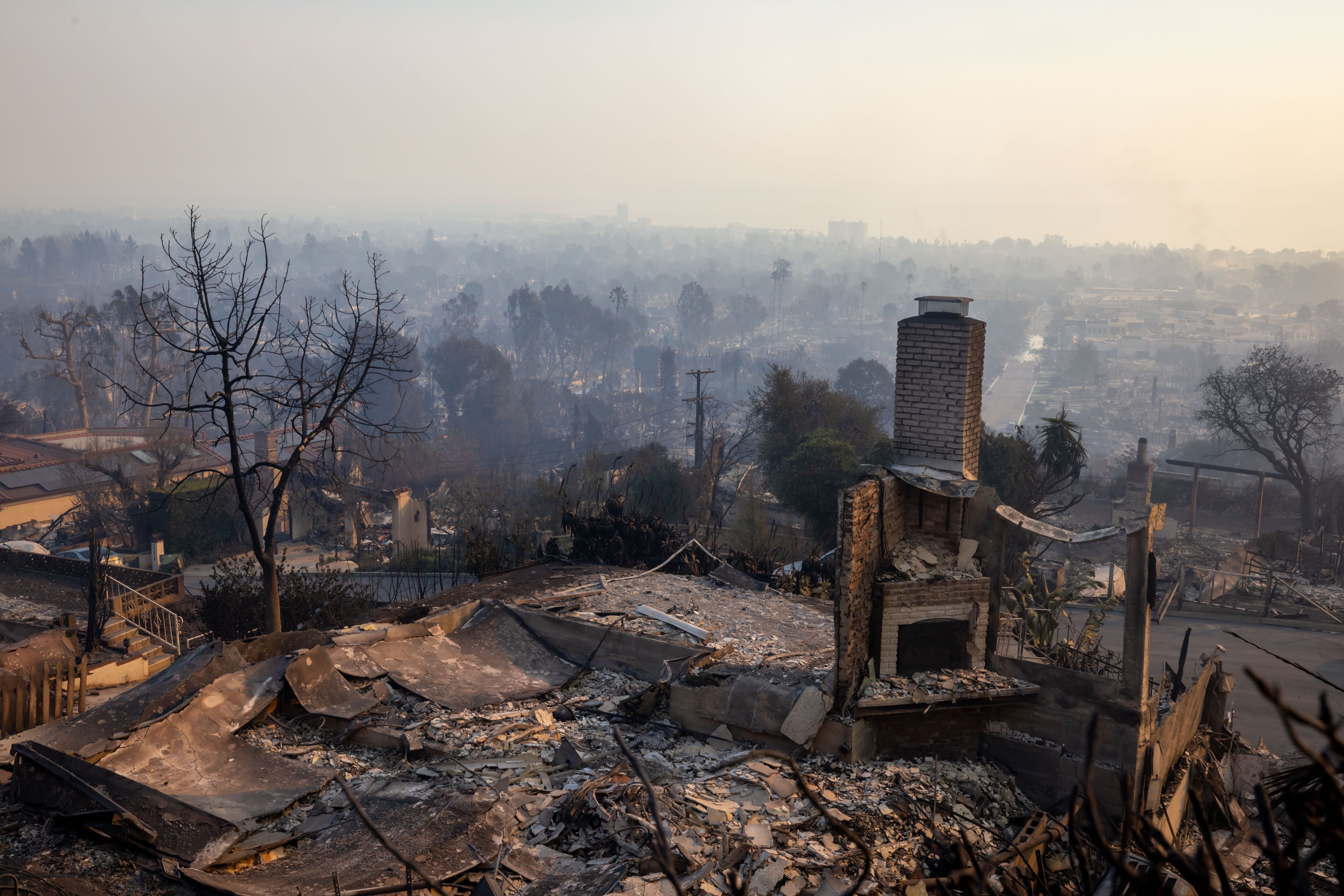 Algunos de los principales puntos de incendios en Los Ángeles comienzan a mostrar señales de mitigación del fuego.