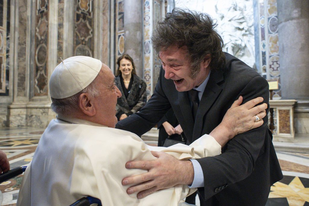 ¿Abrazo sincero o ‘de Judas’? Javier Milei visita al Papa Francisco en El Vaticano