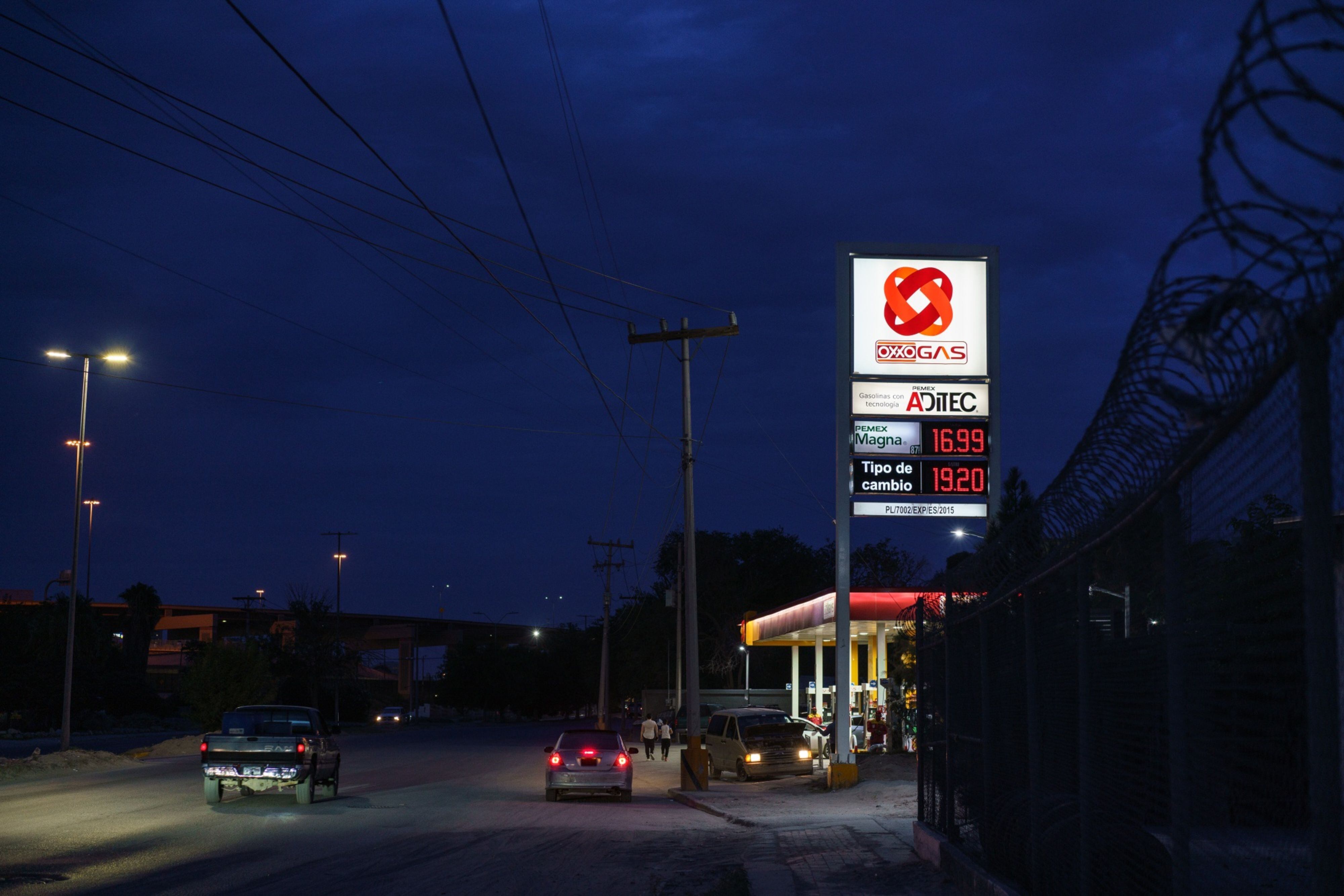 En Juárez se da la bienvenida a los estadounidenses para que vengan a cargar gasolina. (Bloomberg)