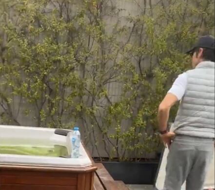 El departamento donde vive Leonardo García en Polanco cuenta con una tina de hidromasaje en uno de los espacios exteriores. (Foto: Instagram @leonardogarciaof)