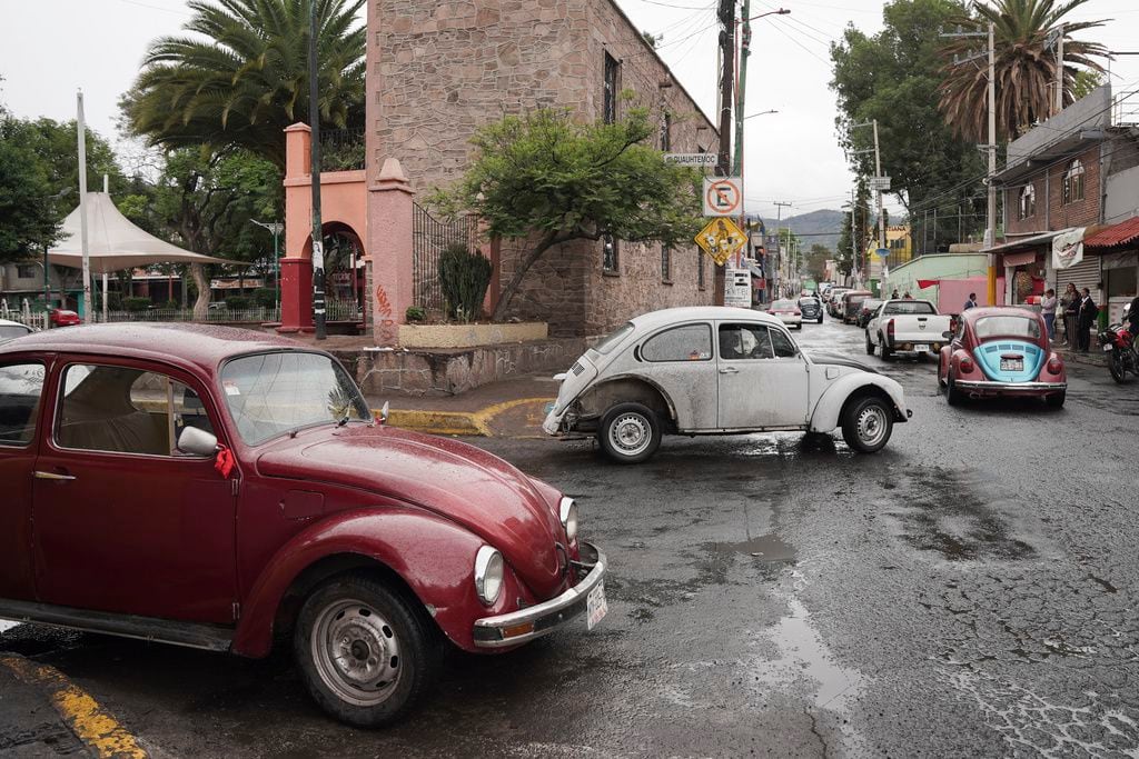 Volkswagen Beetles circulan y ofrecen servicios de taxi en el empinado vecindario de Cuautepec.