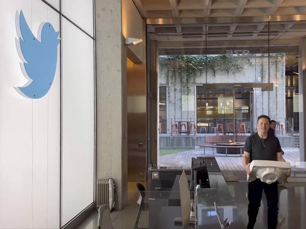 Elon Musk llegando a las oficinas de Twitter en San Francisco con un lavabo en manos. (AP)