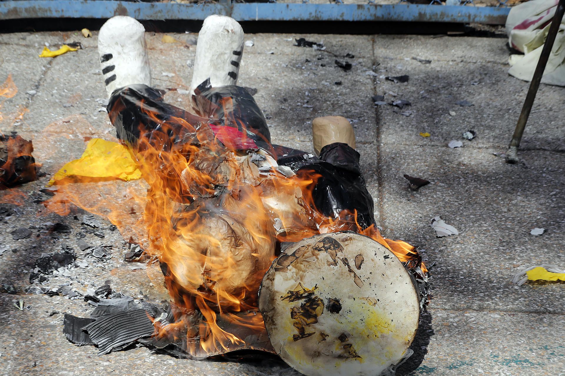 La piñata de Donald Trump se consumió en el fuego. (Foto: EFE)