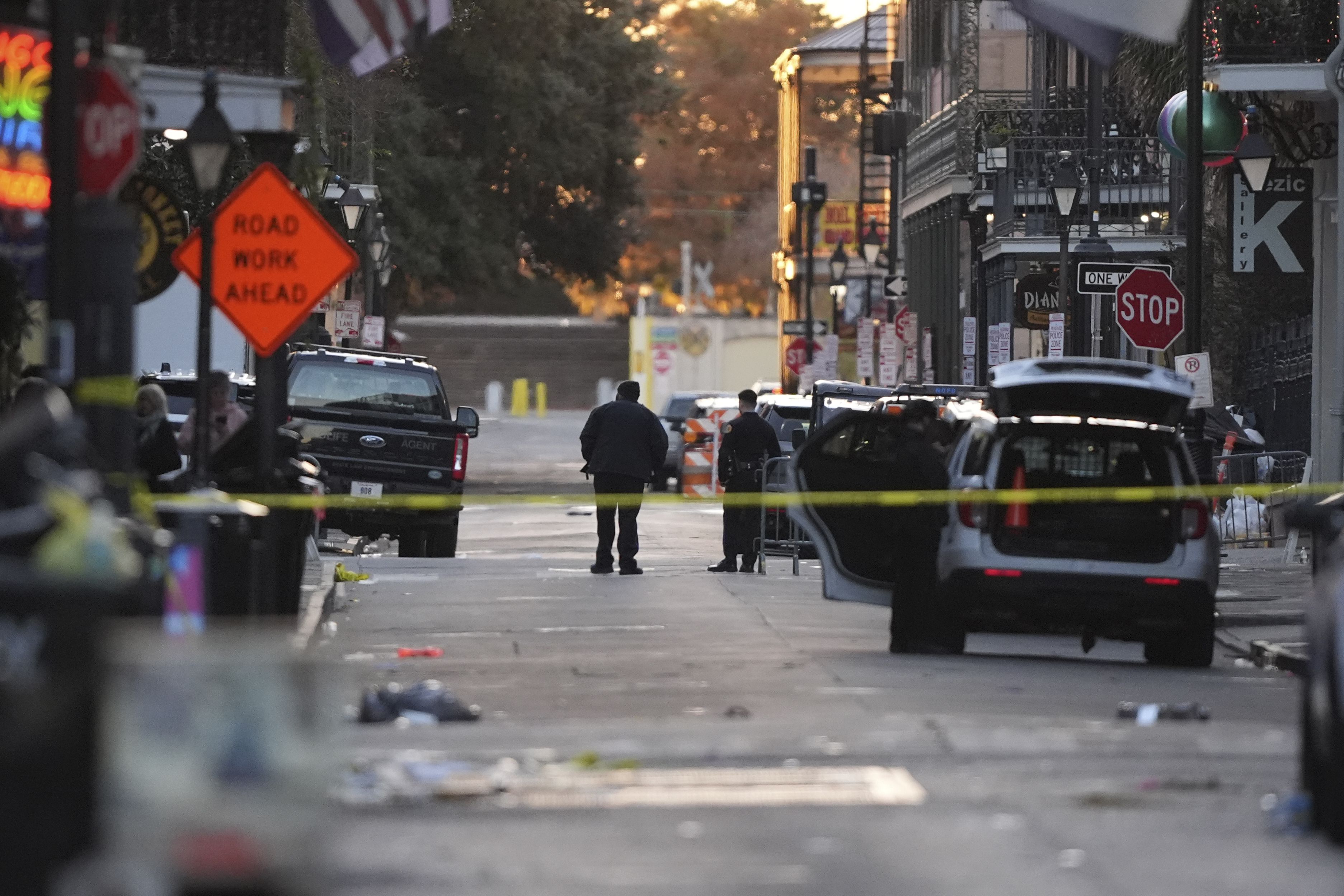 Personal de emergencias acordona una zona en que un vehículo arrolló a una multitud en el cruce de las calles Canal y Bourbon de Nueva Orleans, el miércoles 1 de enero de 2025. (AP Foto/Gerald Herbert)