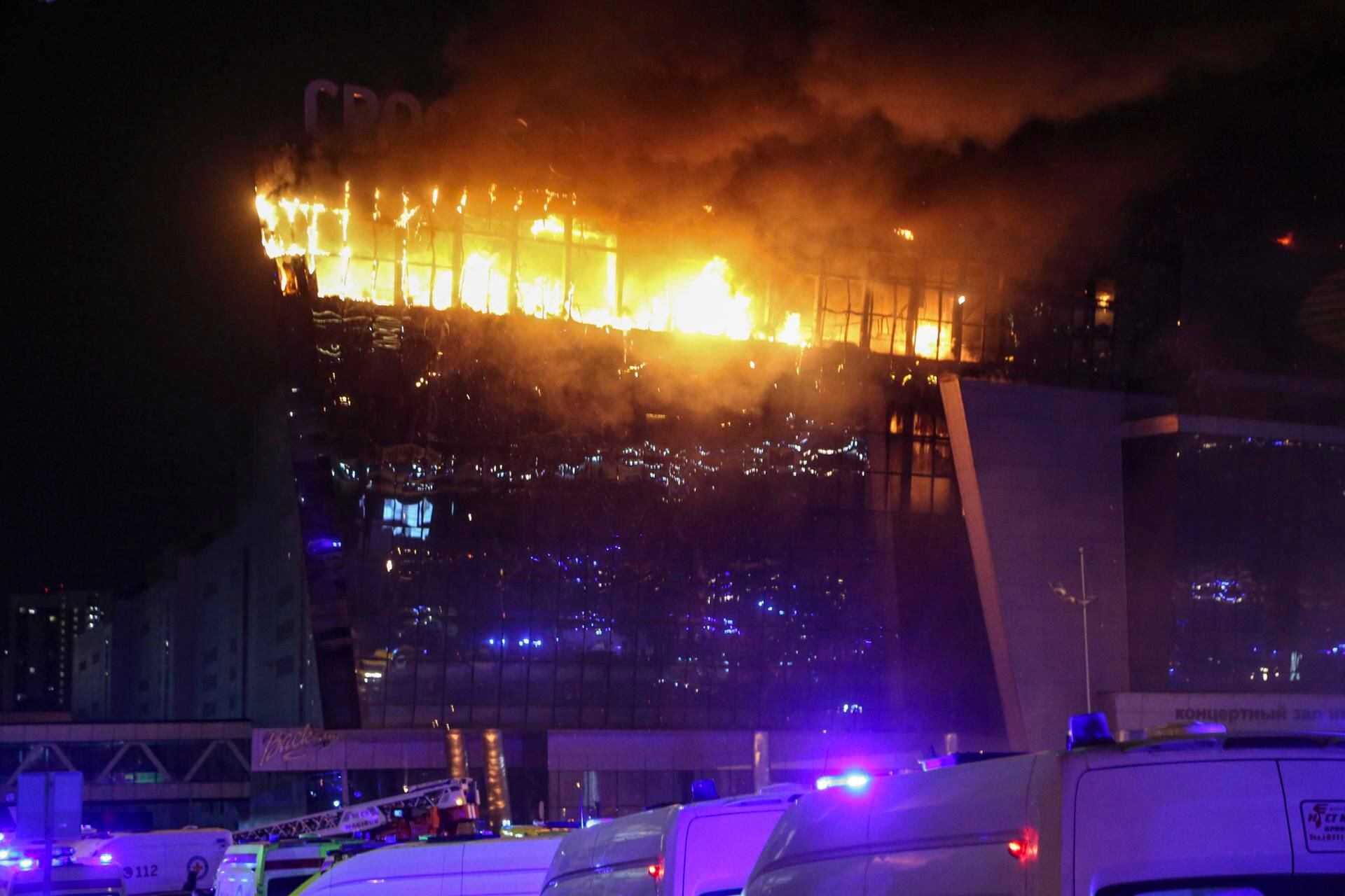 En llamas, la sala de conciertos Crocus City Hall tras el tiroteo de este viernes. (Foto: EFE/EPA/Vasily Prudnikov)