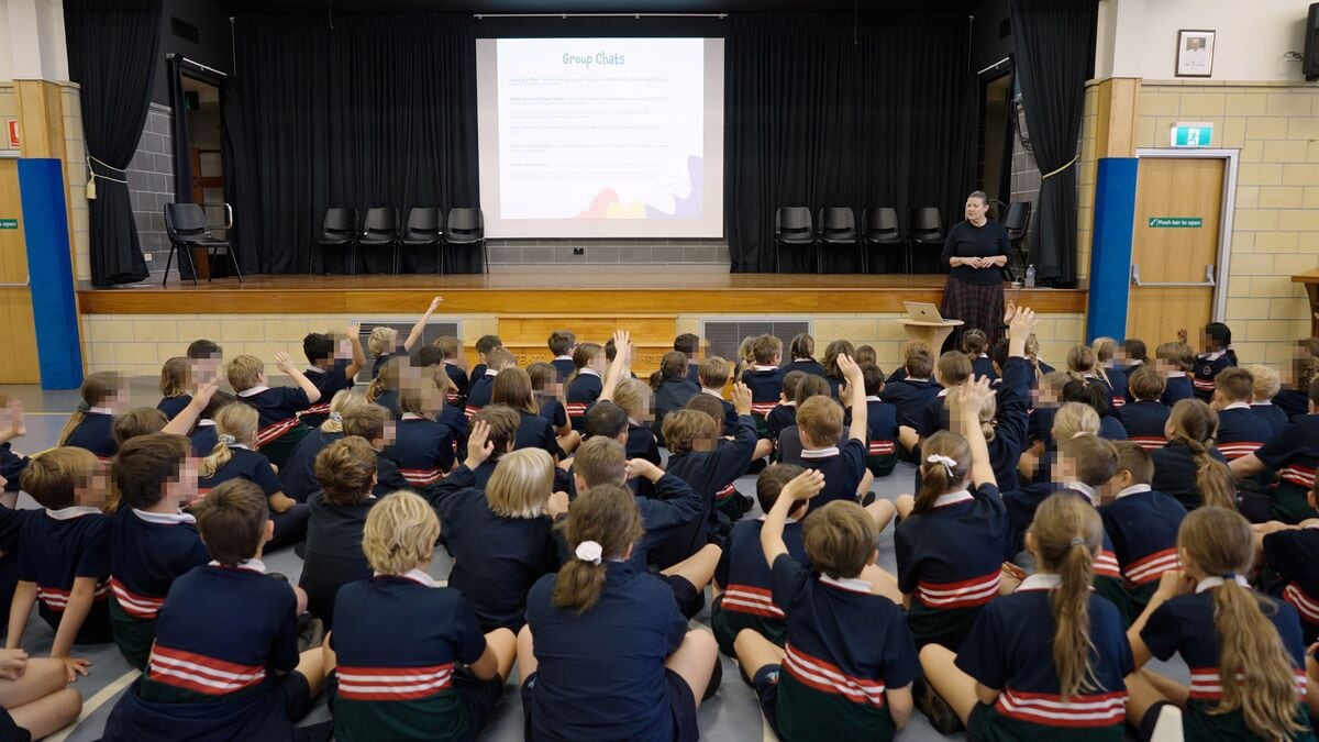 Pendergast hace preguntas a niños de primaria en una sesión en Australia.