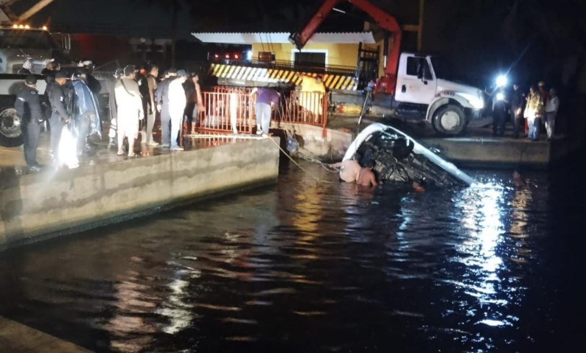 Tragedia en Veracruz: Siete jóvenes mueren ahogados al irse su camioneta a un río
