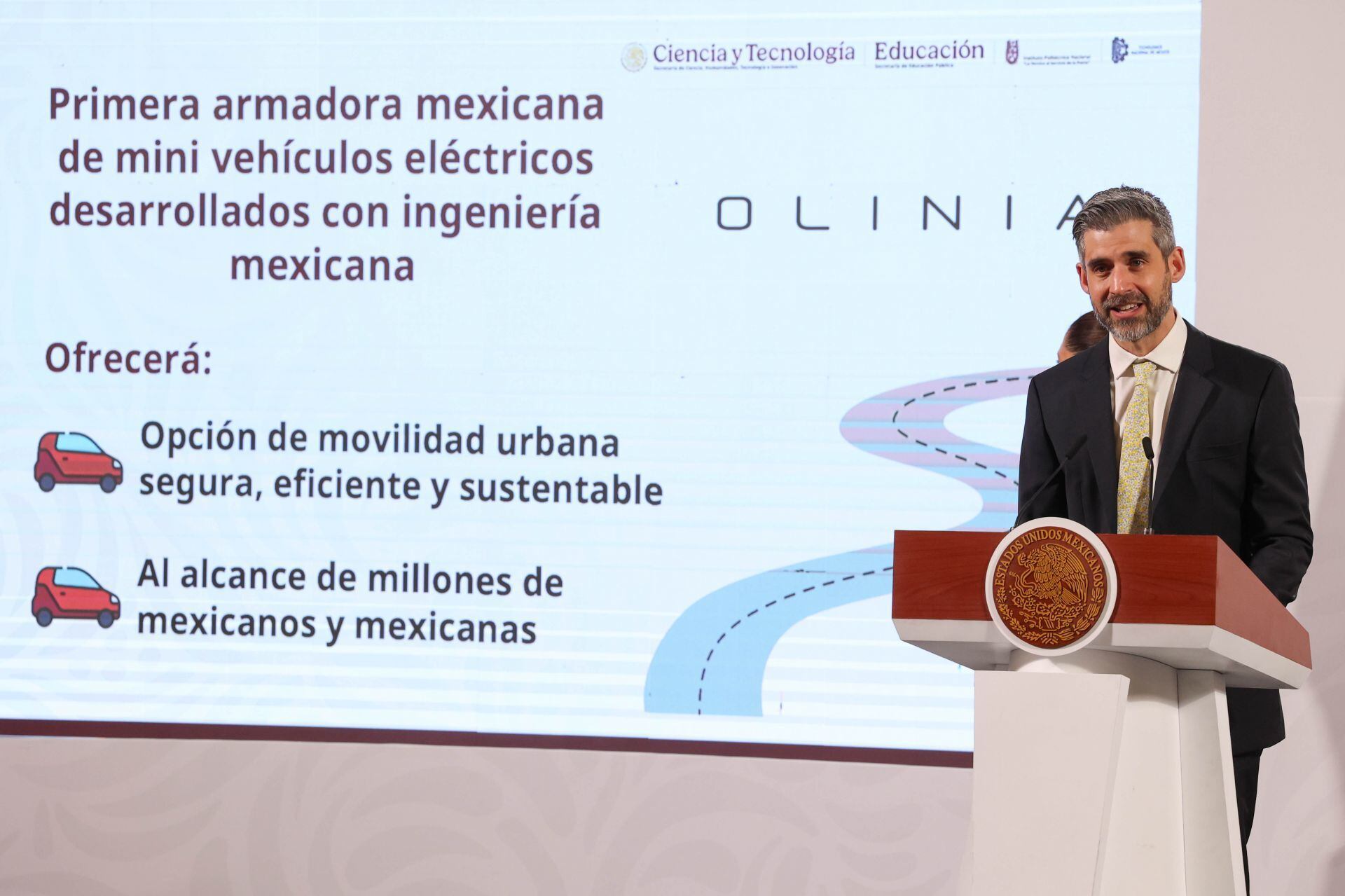 Roberto Capuano Tripp, encargado del proyecto de Desarrollo Sustentable del Estado de México, Hidalgo, y Ciudad de México, explica el proyecto Olinia, en el cual el gobierno pretende construir minivehículos eléctricos.