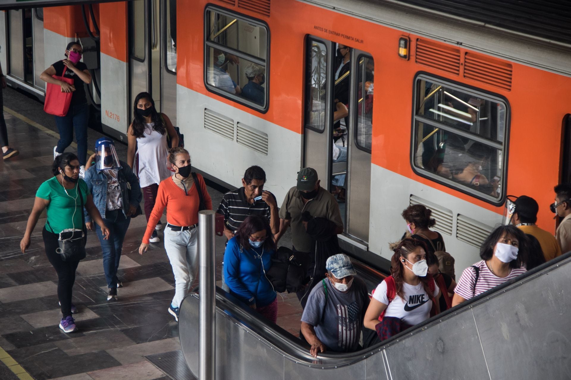 ¡Otra más del Metro! Se desprende plafón de puente peatonal en Línea 2: no hay lesionados