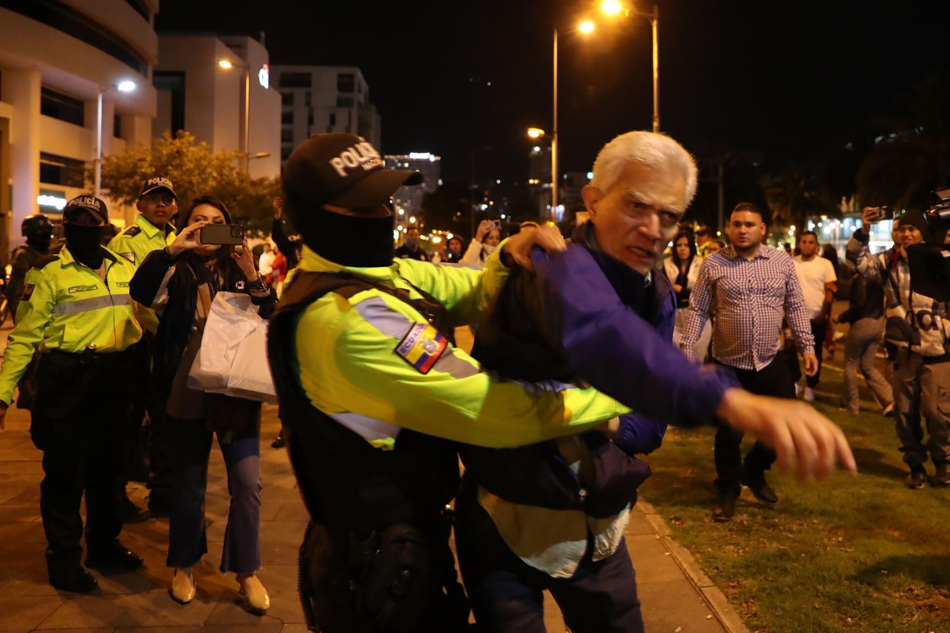 El jefe de la misión de México en Ecuador, Roberto Canseco, intentó frenar el arresto. (Foto: EFE)