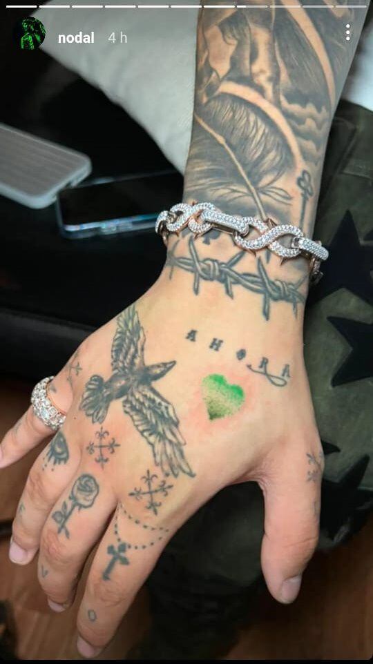 Un corazón verde, el nuevo tatuaje de Nodal en la mano. (Foto: Instagram / @nodal).