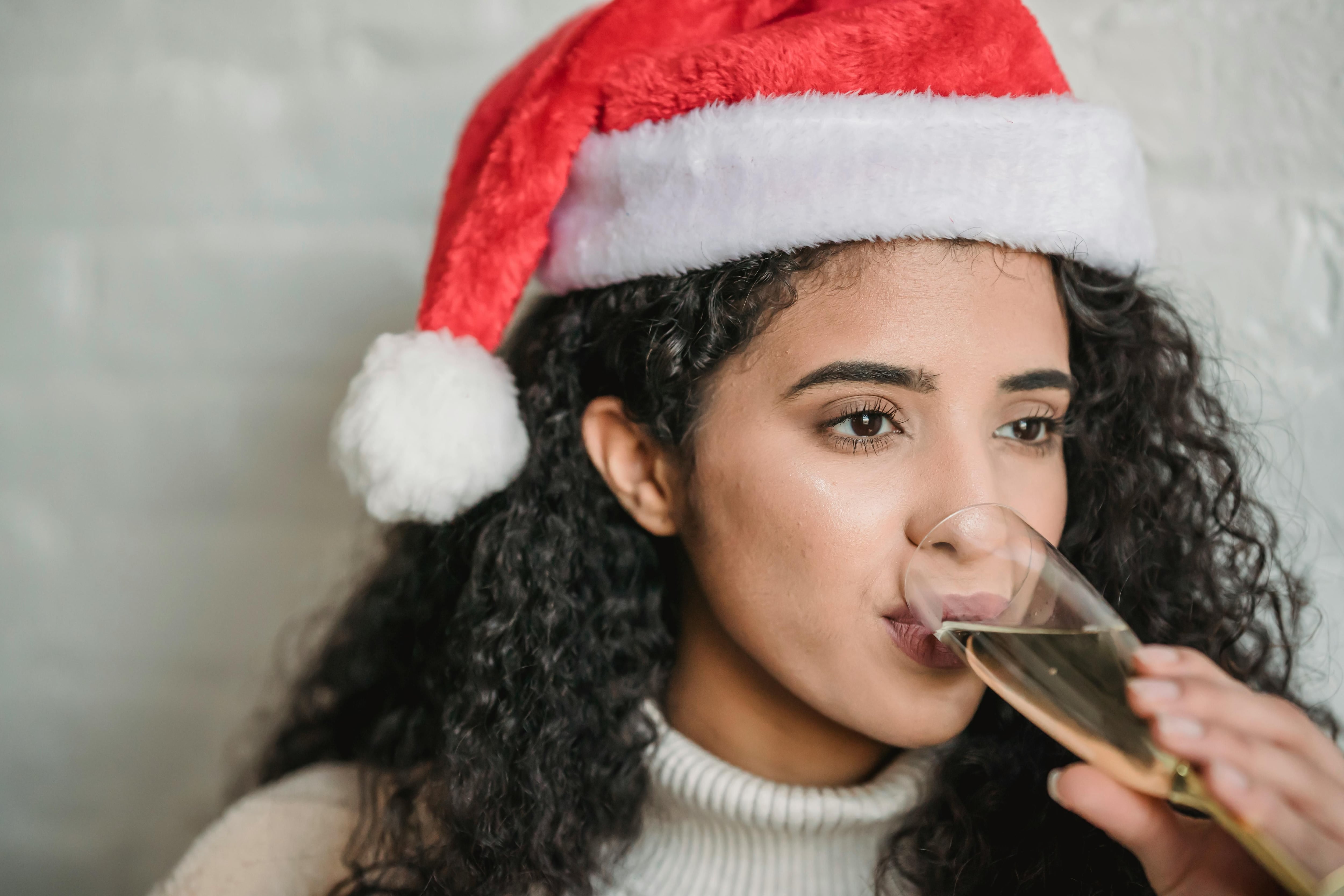 Es común que en las fiestas de Navidad y Año Nuevo, algunas personas consuman alcohol, lo que puede provocar resaca. (Foto: Pexels)