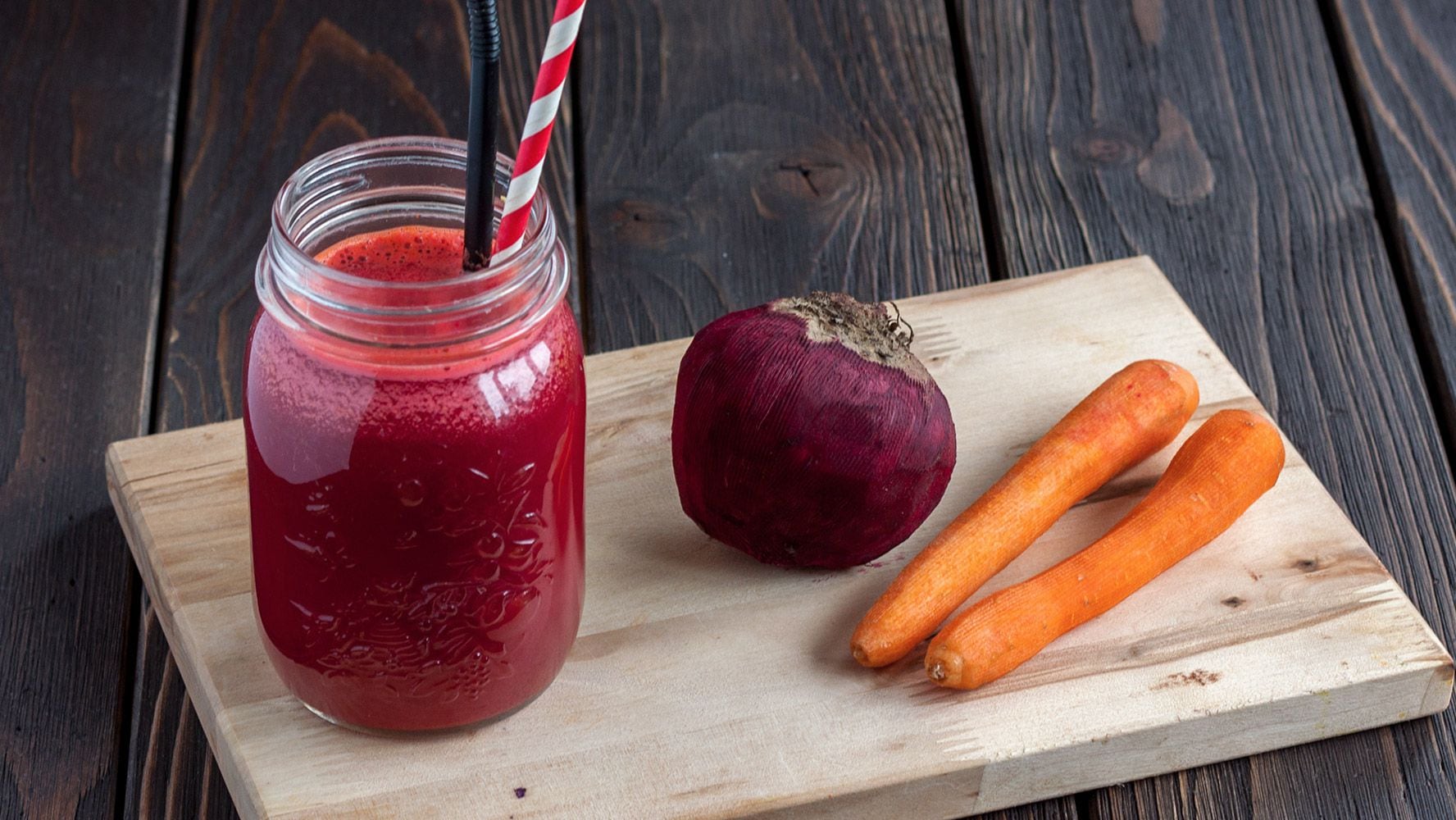 El jugo de betabel con zanahoria es muy fácil de preparar y se puede combinar con otros ingredientes como el jugo de un limón. (Foto: Especial El Financiero)