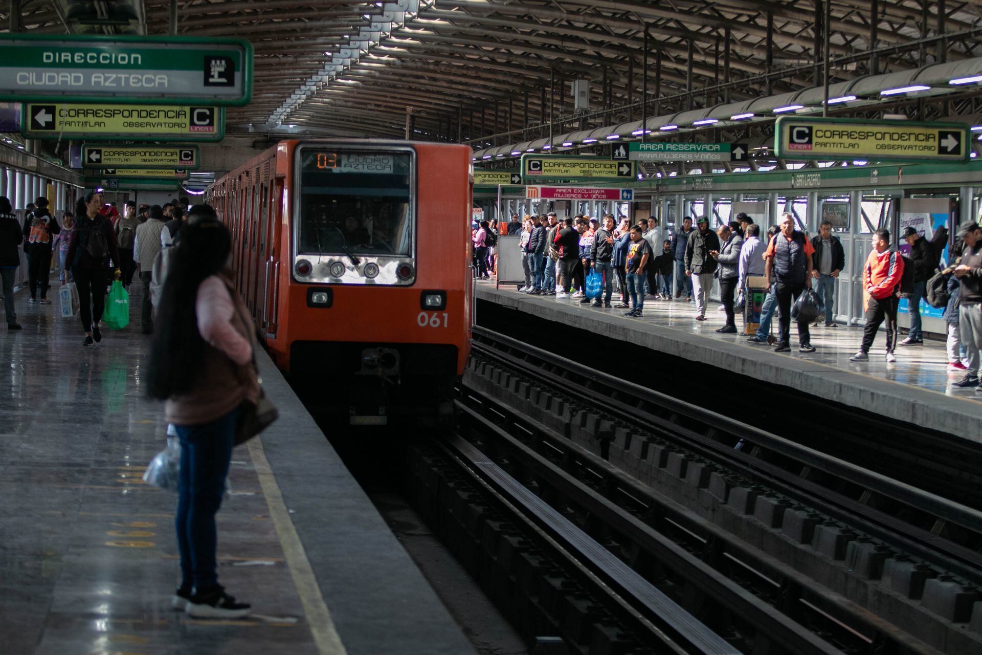 ‘¿Qué pasó en línea B?’: Usuarios del Metro CDMX reportan retrasos de más de 10 minutos