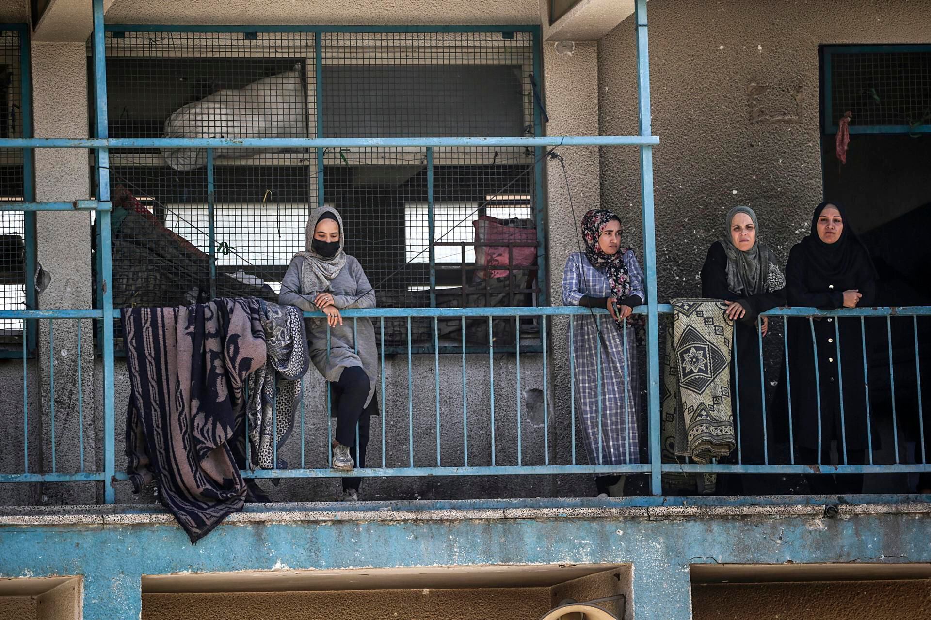 Mujeres palestinas desplazadas en la escuela Nuseirat de la ONU, en Gaza.