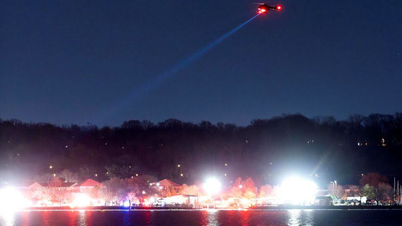 Los equipos de rescate buscan en el río Potomac después de que un avión comercial colisionara con un helicóptero militar en la aproximación al aeropuerto nacional Ronald Reagan de Washington, DC, Estados Unidos. (Foto: EFE)